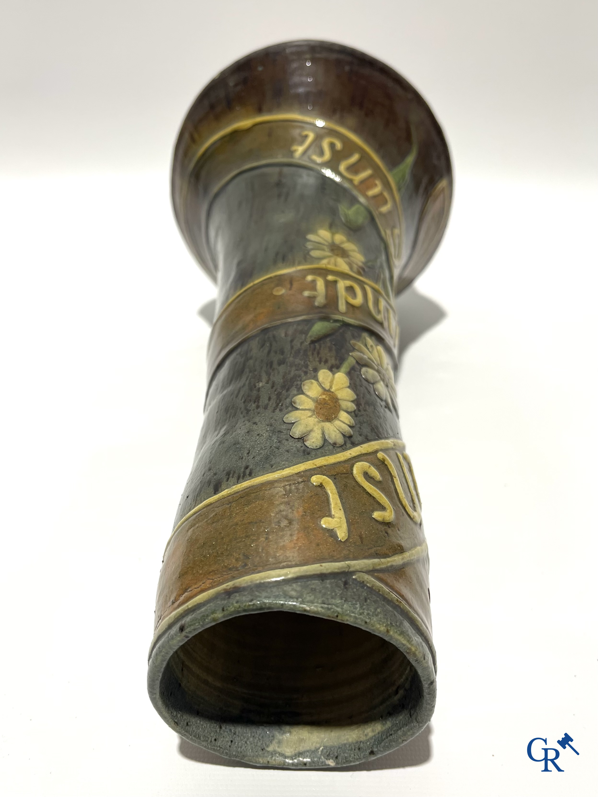 Torhouts aardewerk. Vaas in Vlaams aardewerk met een bloemendecor en spreuk. Gesigneerd LMV voor Leo Maes Vereenooghe.