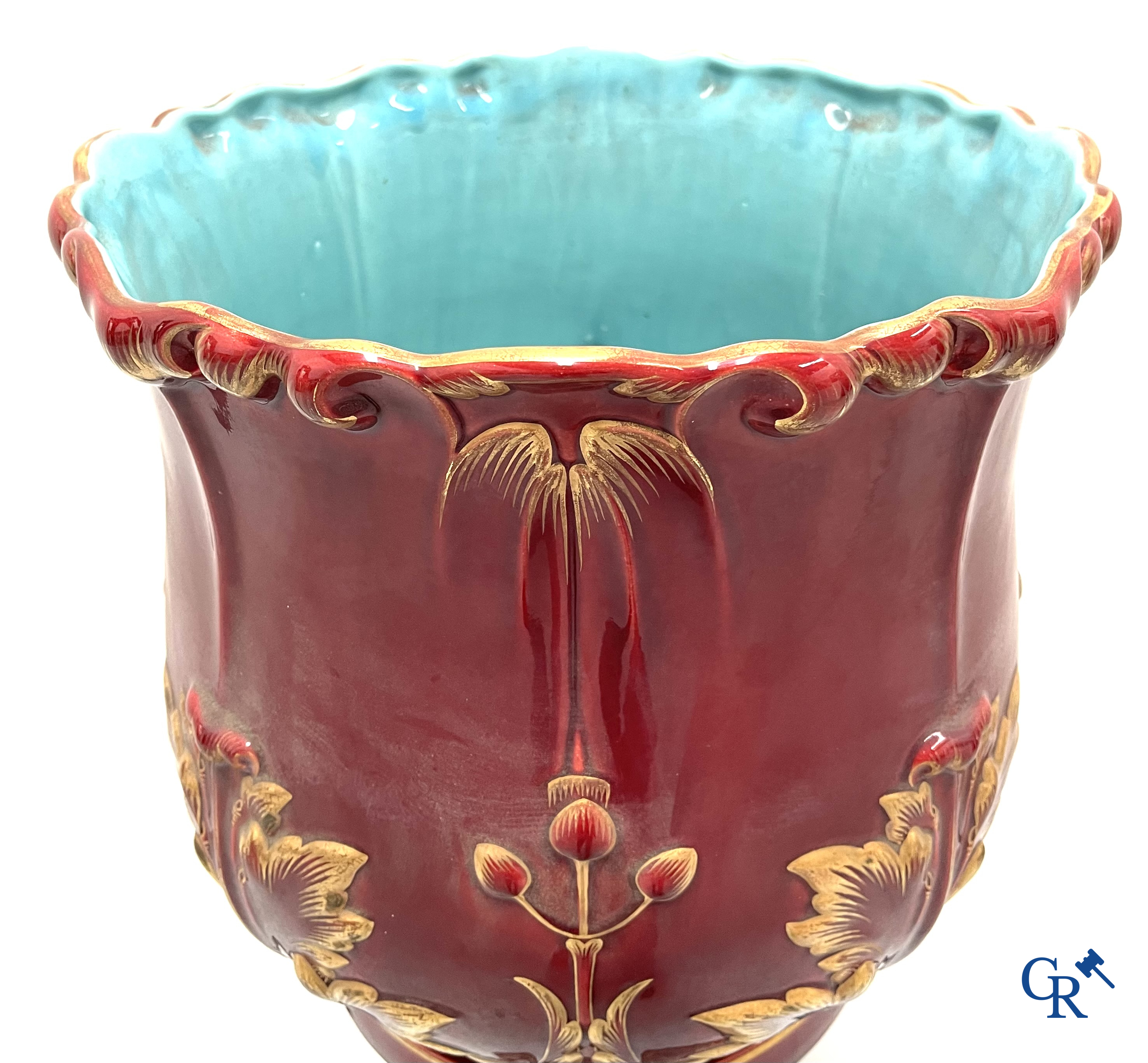 Art Nouveau, Sarreguemines. Een cache pot in geëmailleerde faience of barbotine op bijhorende staander. Circa 1910.