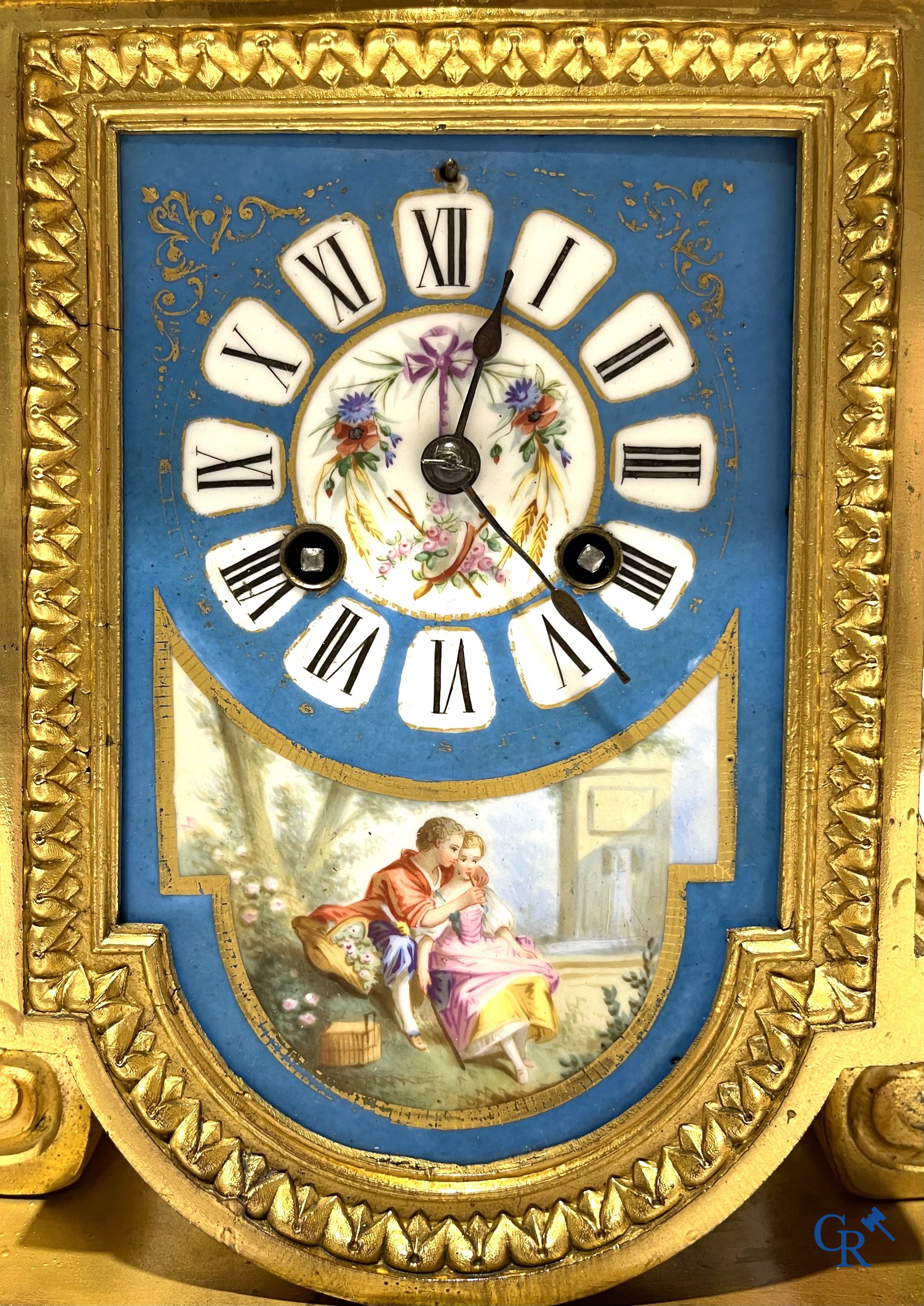 Een 3-delige schouwgarnituur met Sèvres porselein. LXVI-stijl, circa 1920.