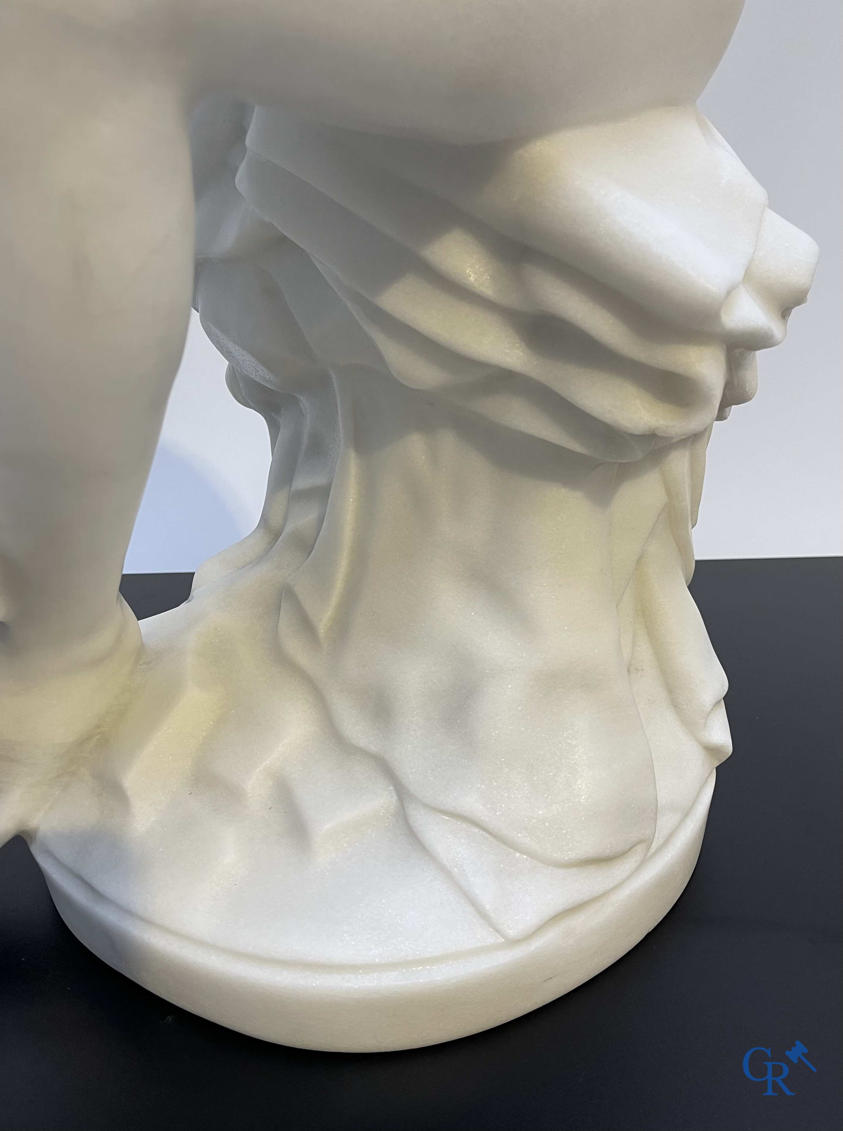 Imposante voorstelling van een badende Venus. Carrara marmer. 20ste eeuw.