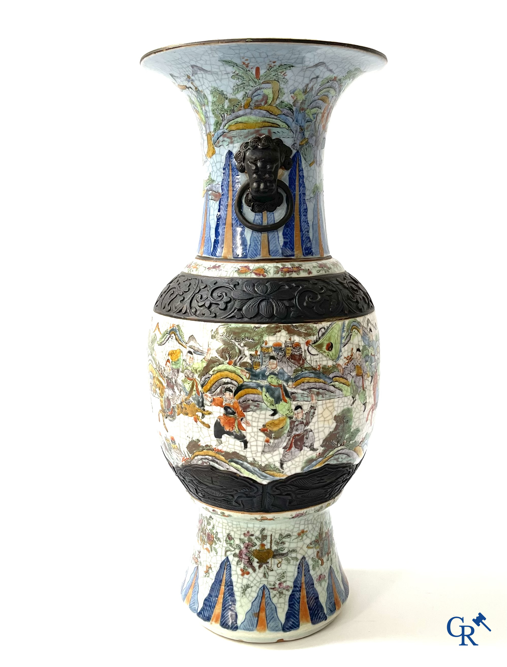 Aziatica, Chinese Nanking vaas met een voorstelling van krijgers. Gemerkt. 19e eeuw.