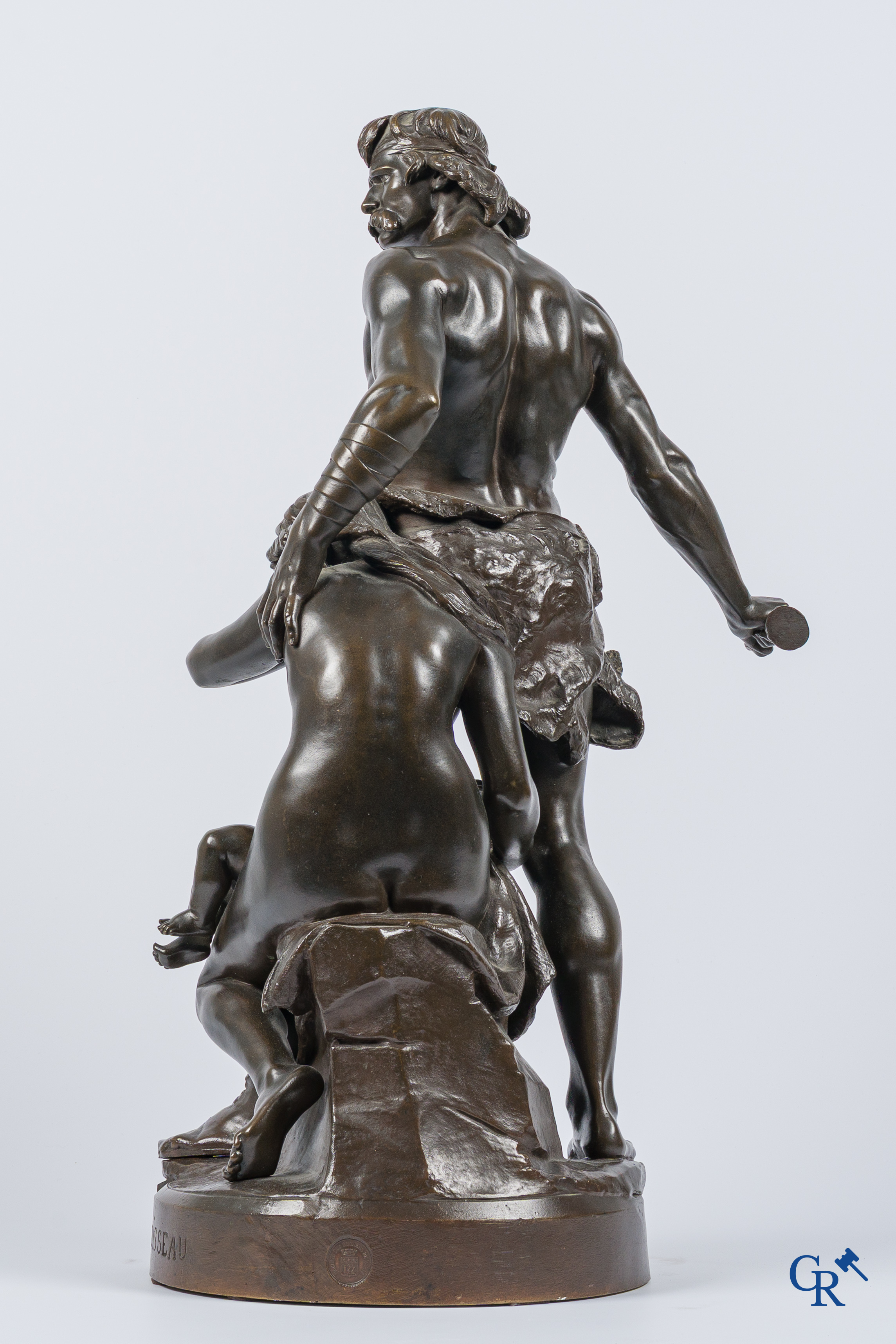 Emile André Boisseau (1842-1923) La défense du foyer. Salon des Beaux Art. Gieterijstempel Société des bronzes de Paris.