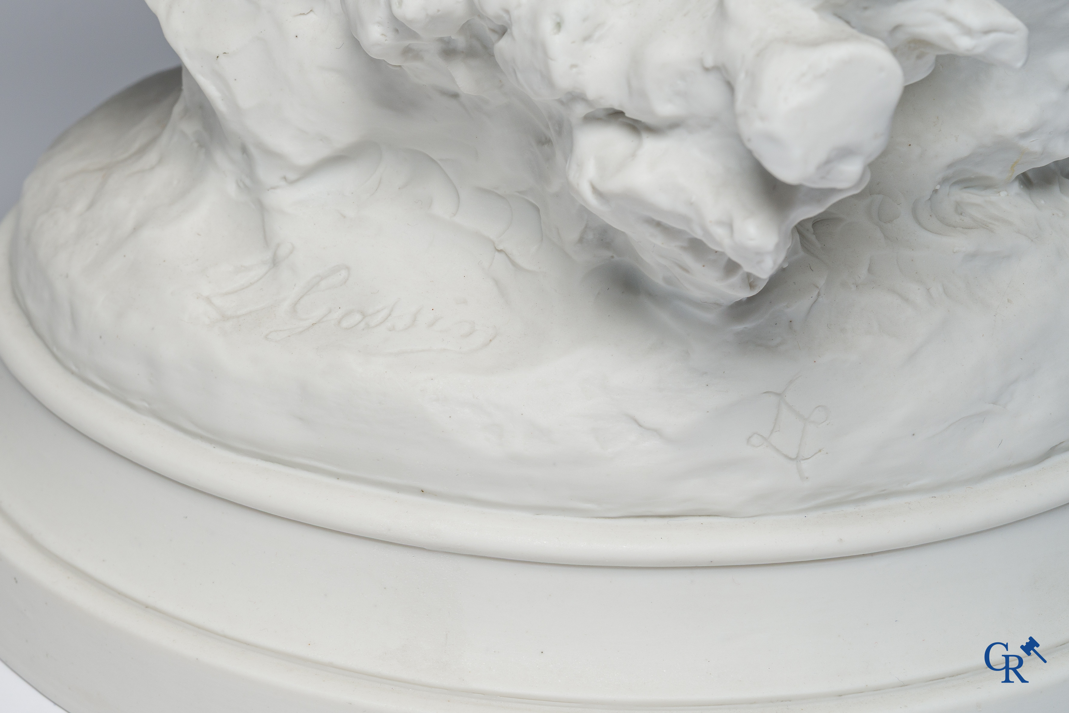 Louis Gossin (1846-1928) Grote groep in witte Sèvres biscuit. De kus van de engel. Gesigneerd L. Gossin en Sèvres merk.