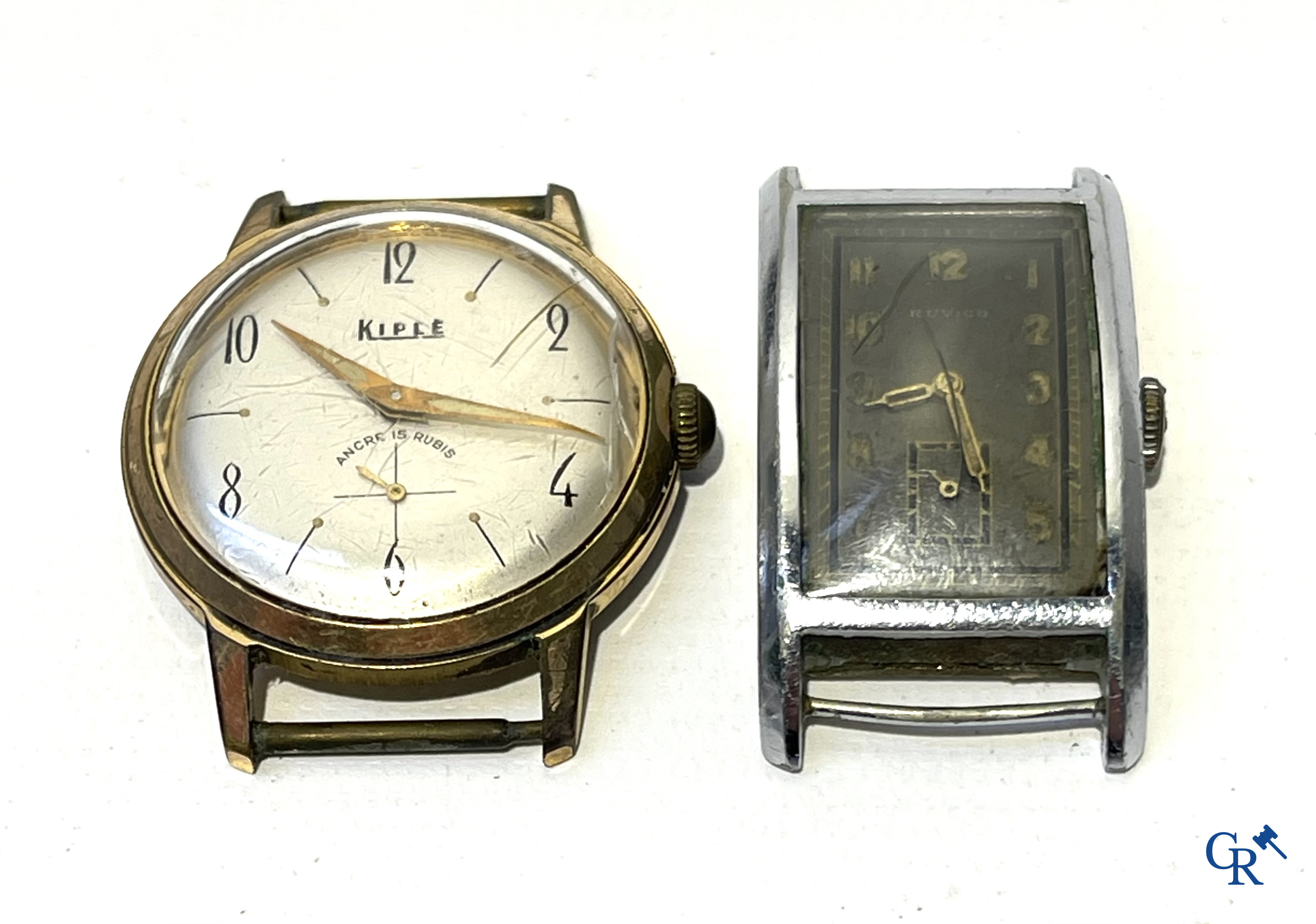 Uurwerken, juwelen. Een kavel met 4 heren polshorloges, religieuze objecten in zilver, sigarettenhouder in amber, enz.