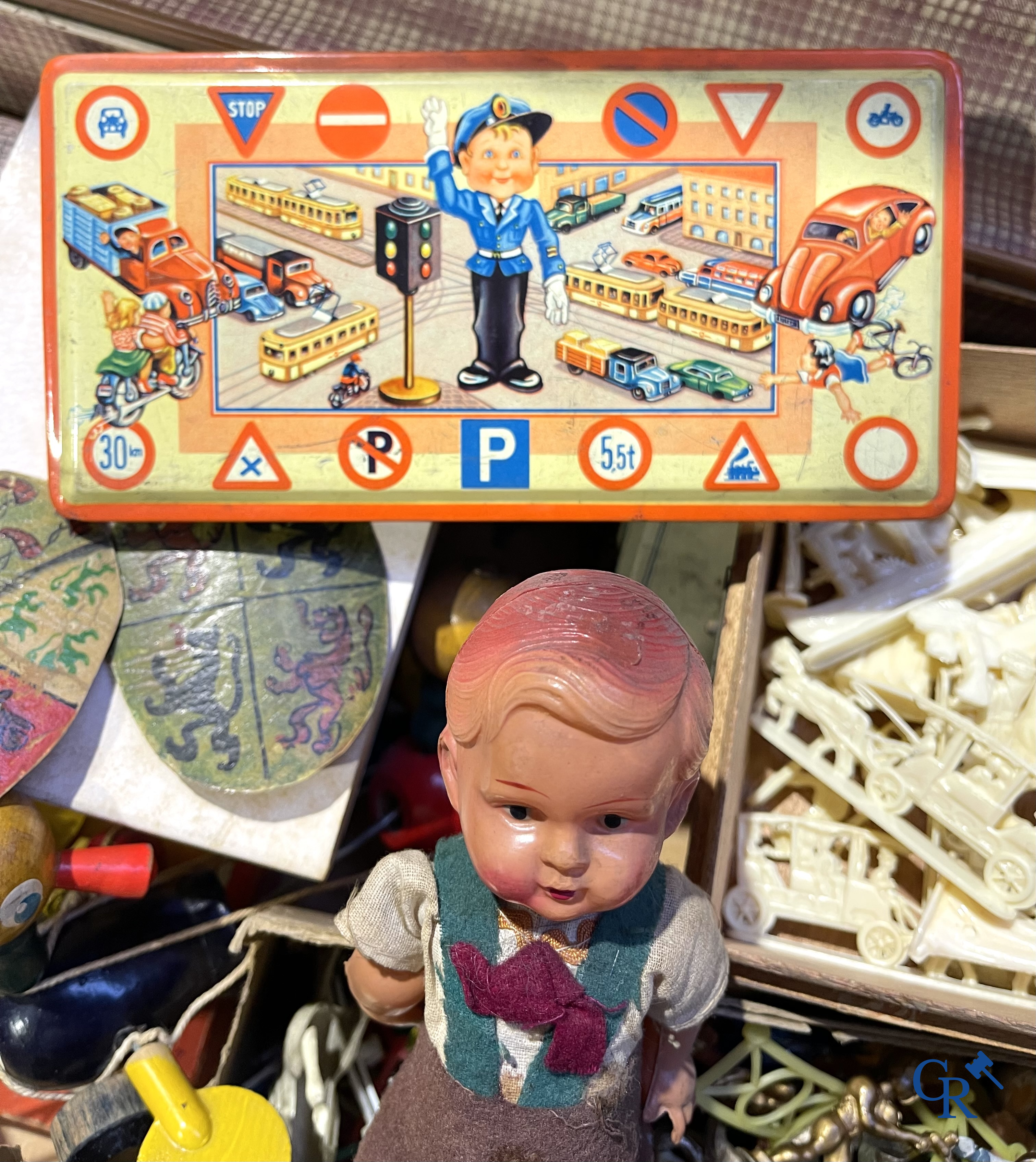 Oud speelgoed. Een kavel met divers oud speelgoed. Torck, schildpad pop, oude koffers en andere. Jaren '40-'50.