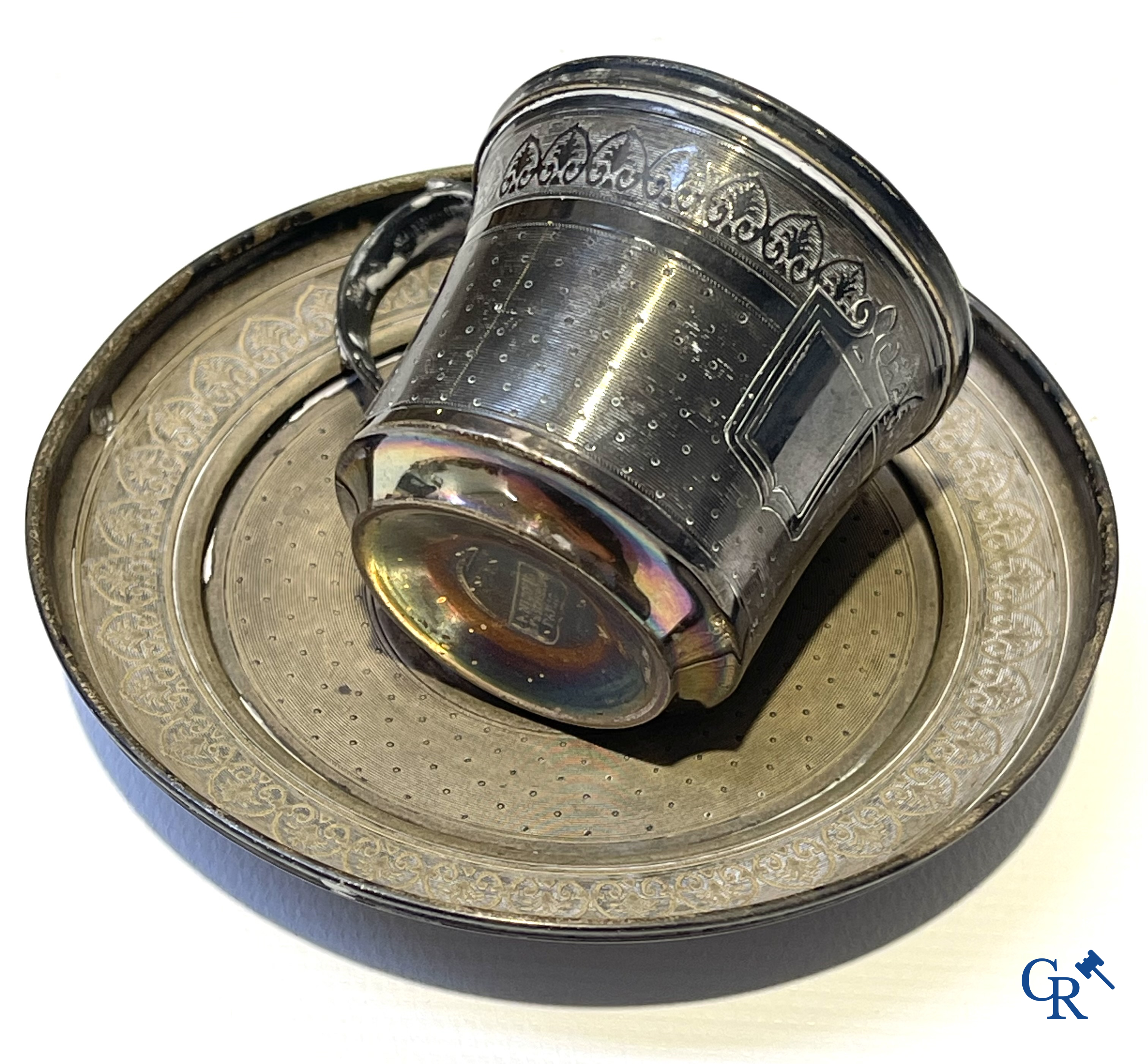 Lot brocante: Karaf, Val Saint Lambert, bronzen tafelbel, karaf met zilver montuur, miniatuur Thomas Sidney Cooper, enz.