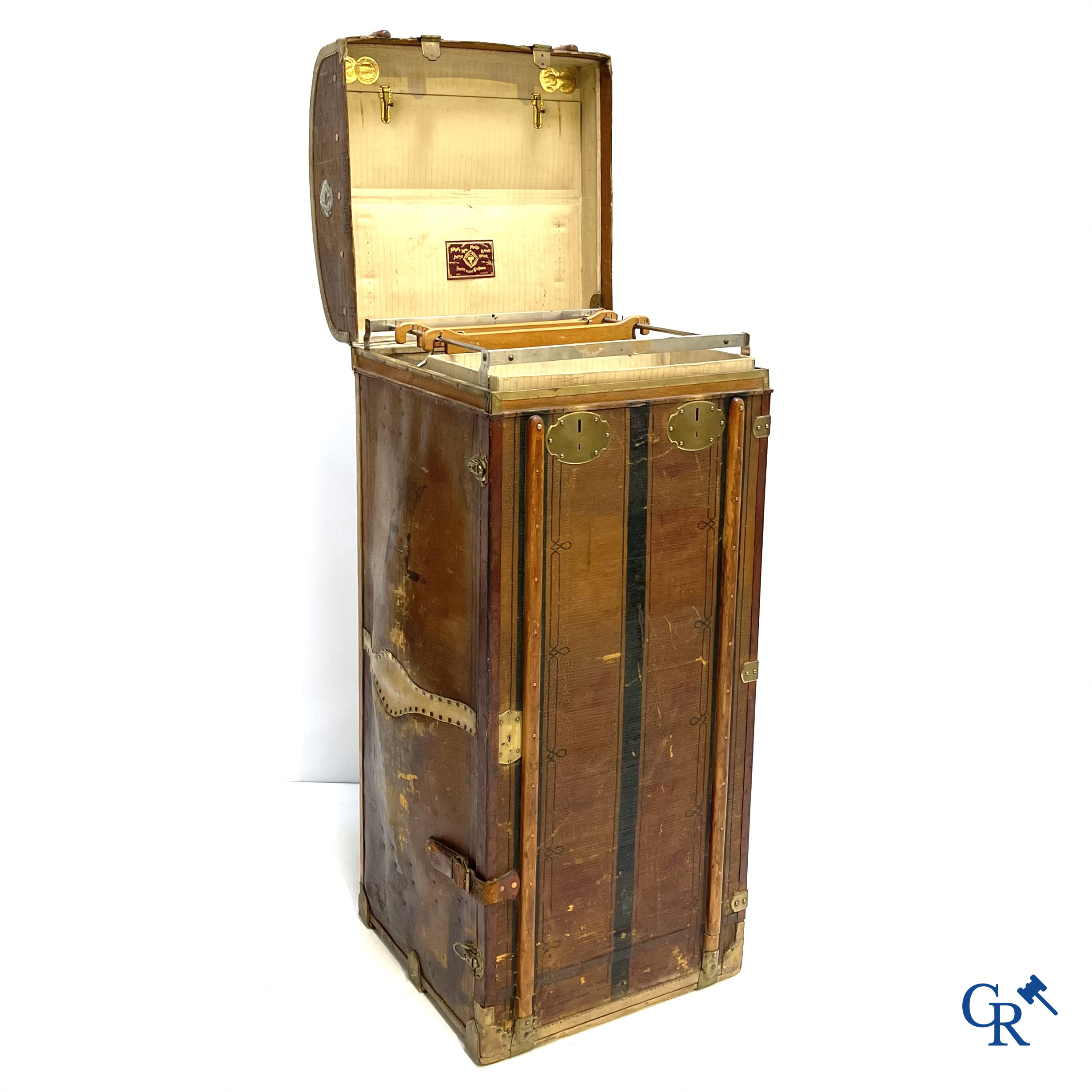 Antieke koffer. Buitengewone grote reiskoffer met dressing. Meerdere schuiven en opbergvakken. Circa 1900.