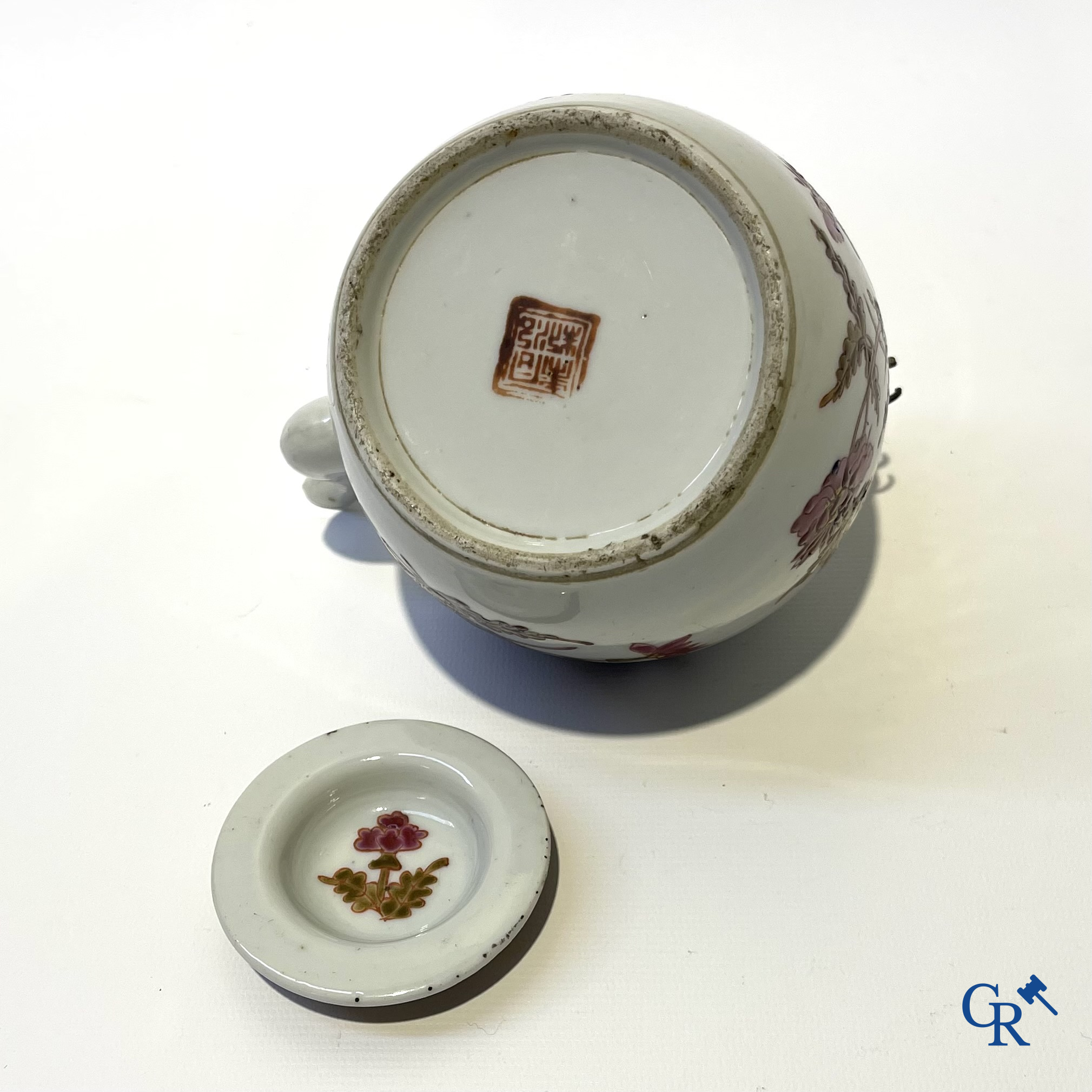 Aziatica. China. Een kavel met Canton porselein, een theepot en famille rose porselein met gele ondergrond.