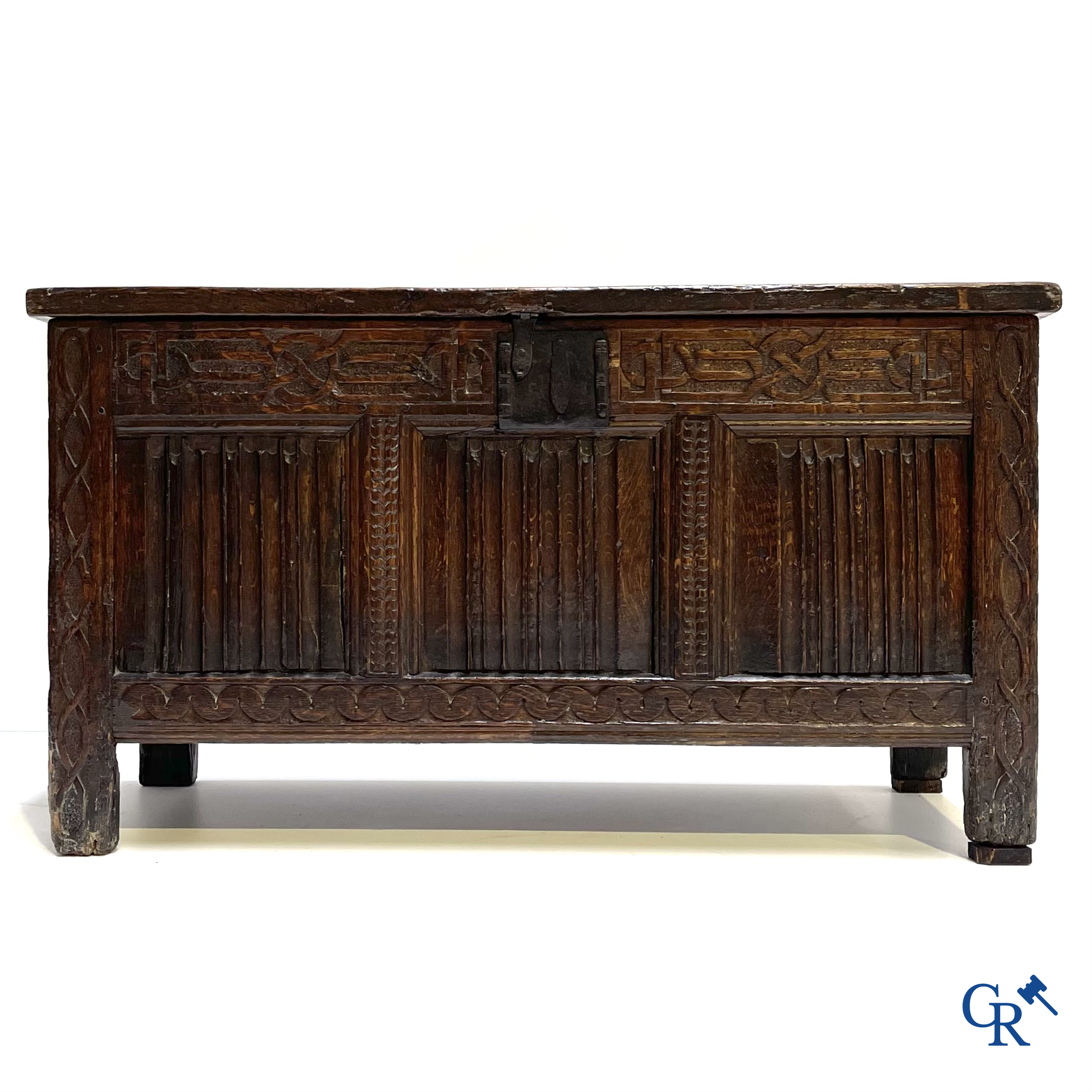 Eikenhouten koffer met briefpanelen in Gotische stijl. 16e-17e eeuw.