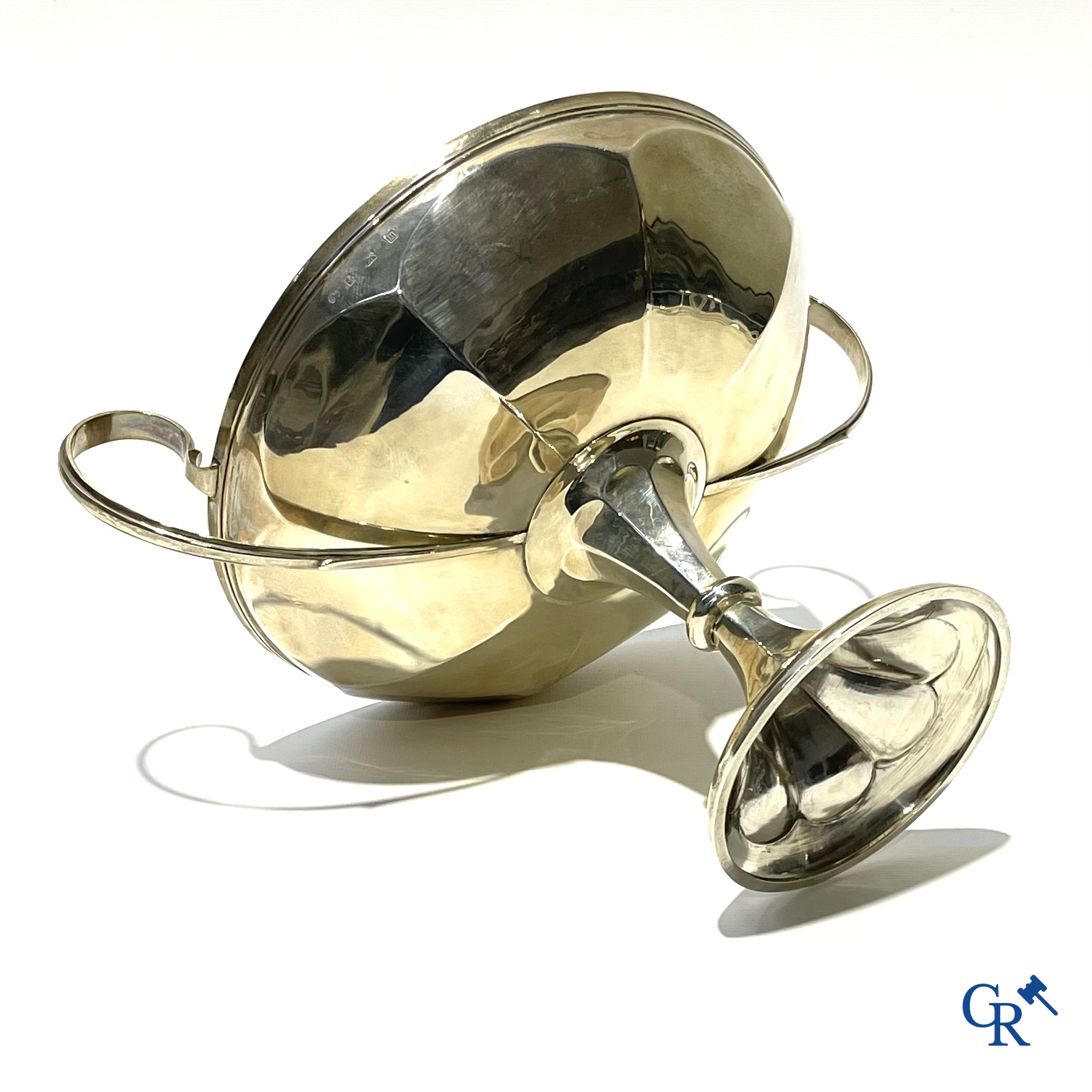 Zilver. Een siercoupe in Engels zilver. Keurmerken.