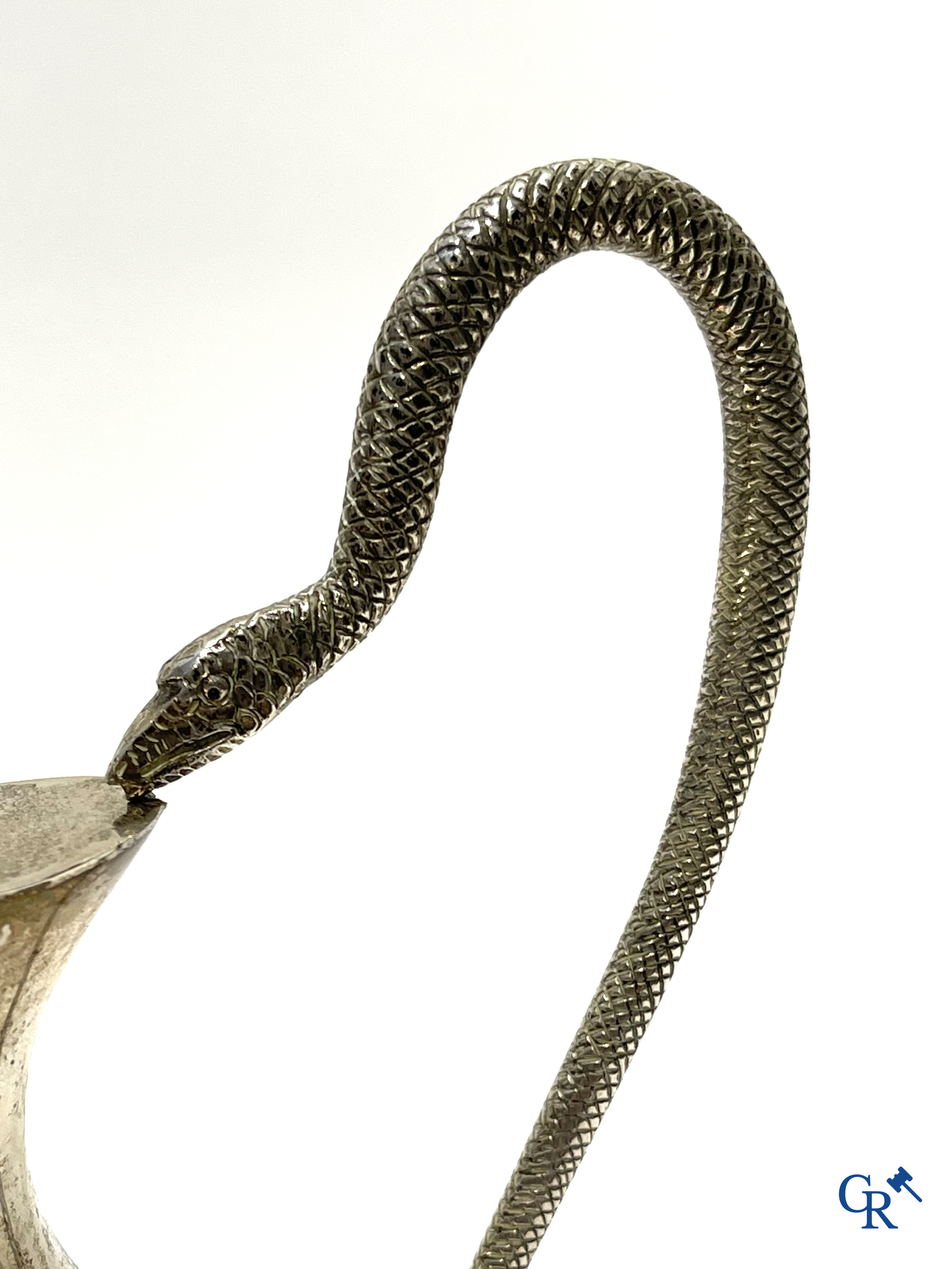 Zilver. Paar schenkkannen in zilver 800°/00 met handvaten in de vorm van slangen.