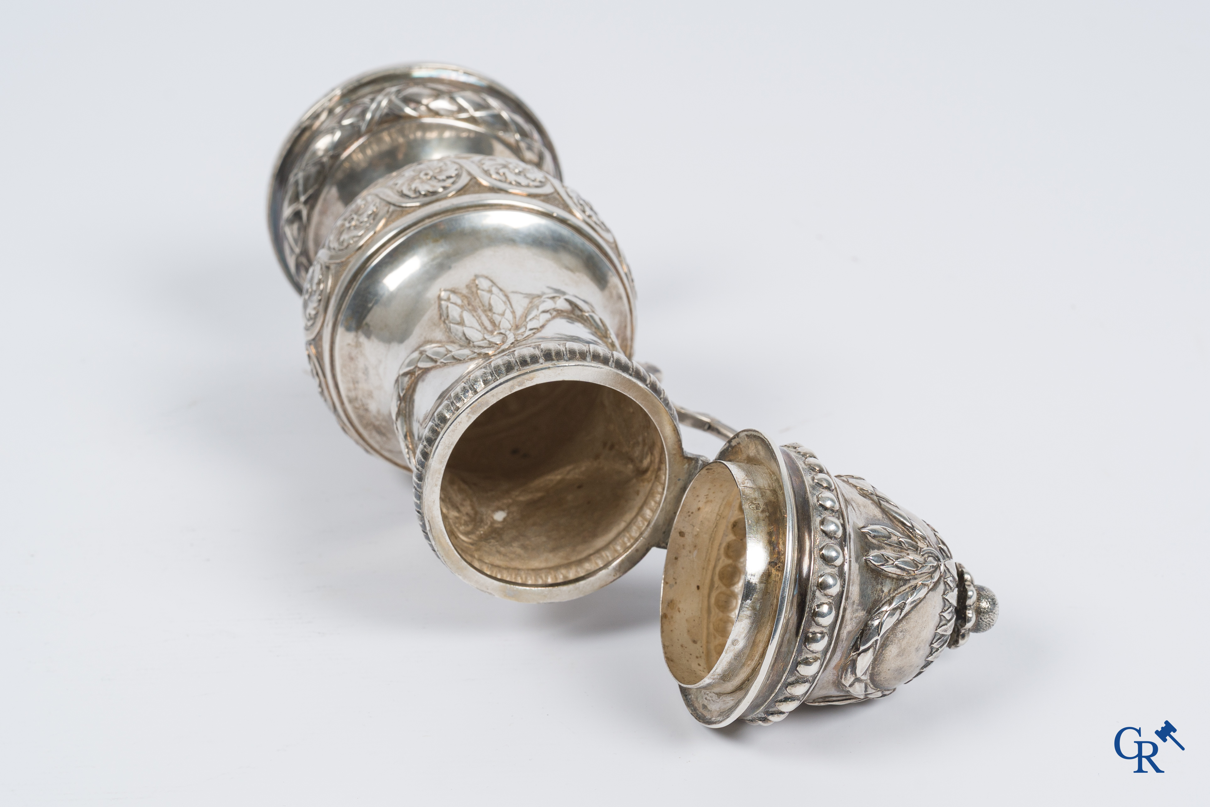 Grote mosterdpot in zilver, initialen G.M. gegraveerd in de voet. Meerdere keurstempels. Eind 18e eeuw.