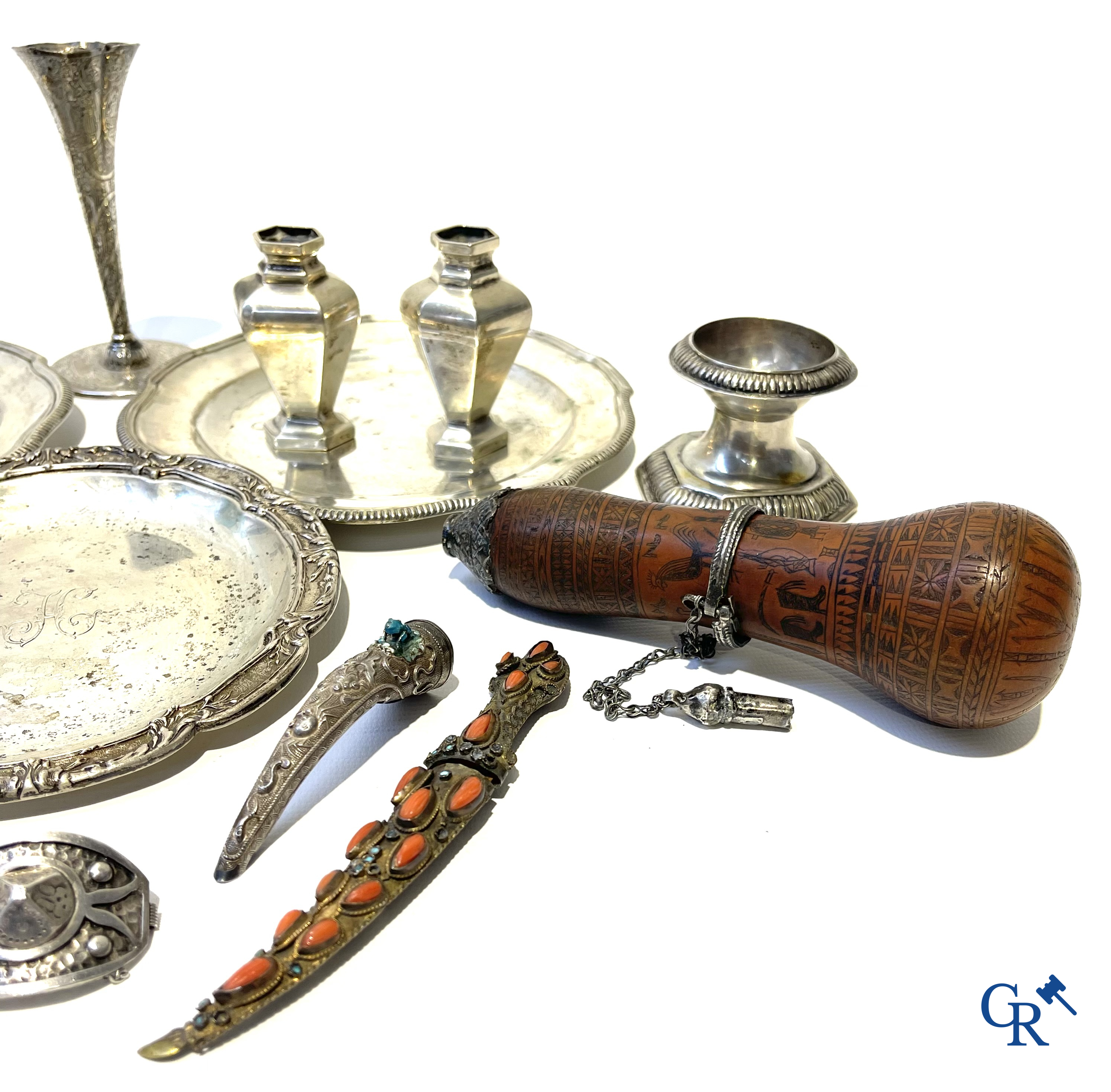 Lot met diverse vitrineobjecten in zilver en andere. Diverse keurmerken waaronder Delheid, Victor Boivin enz. 19e eeuw.