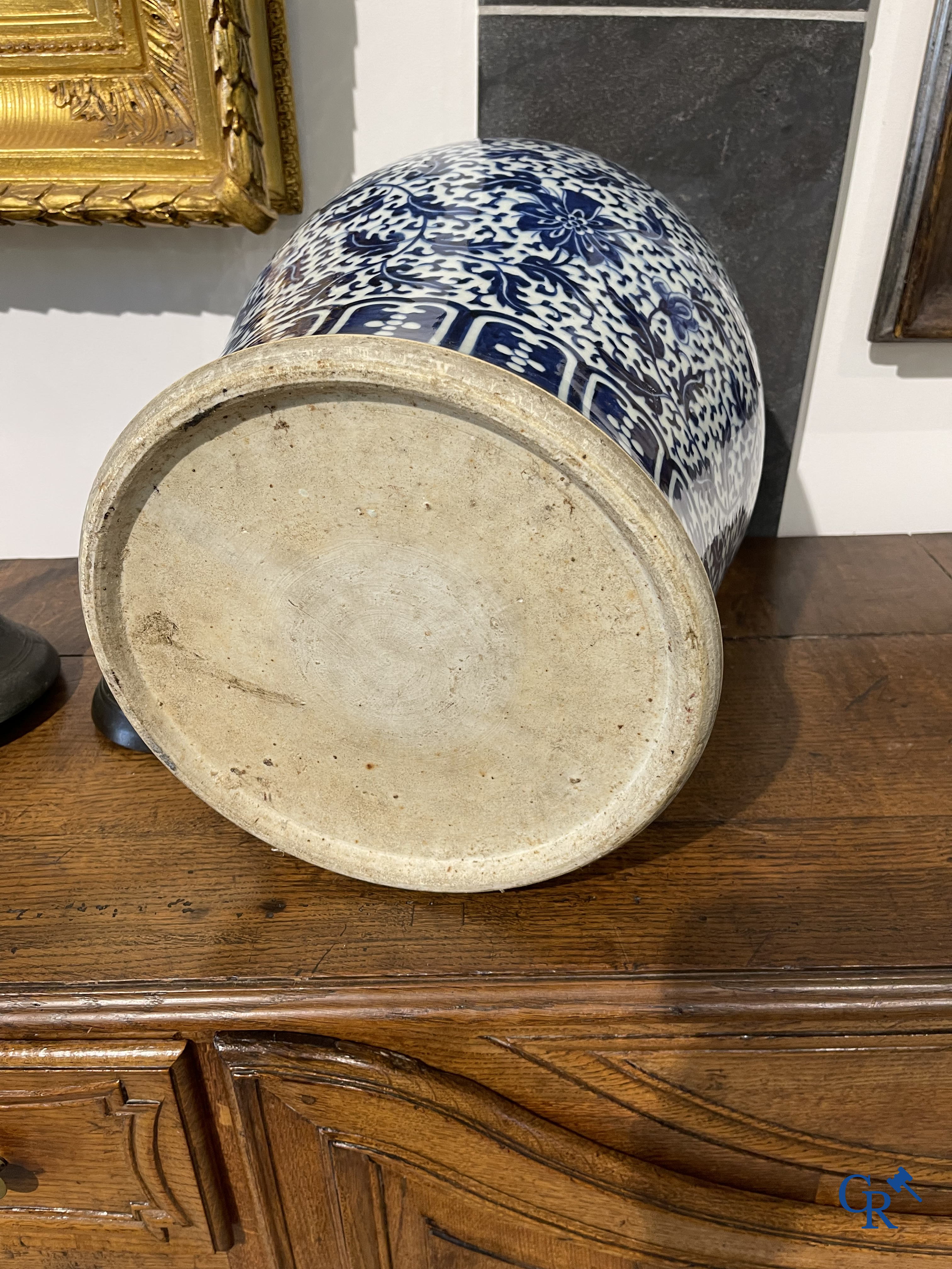 Asian Art. Chinese porcelain. A massive Chinese blue and white baluster vase and lid with lotus roll decor. 19th century.
