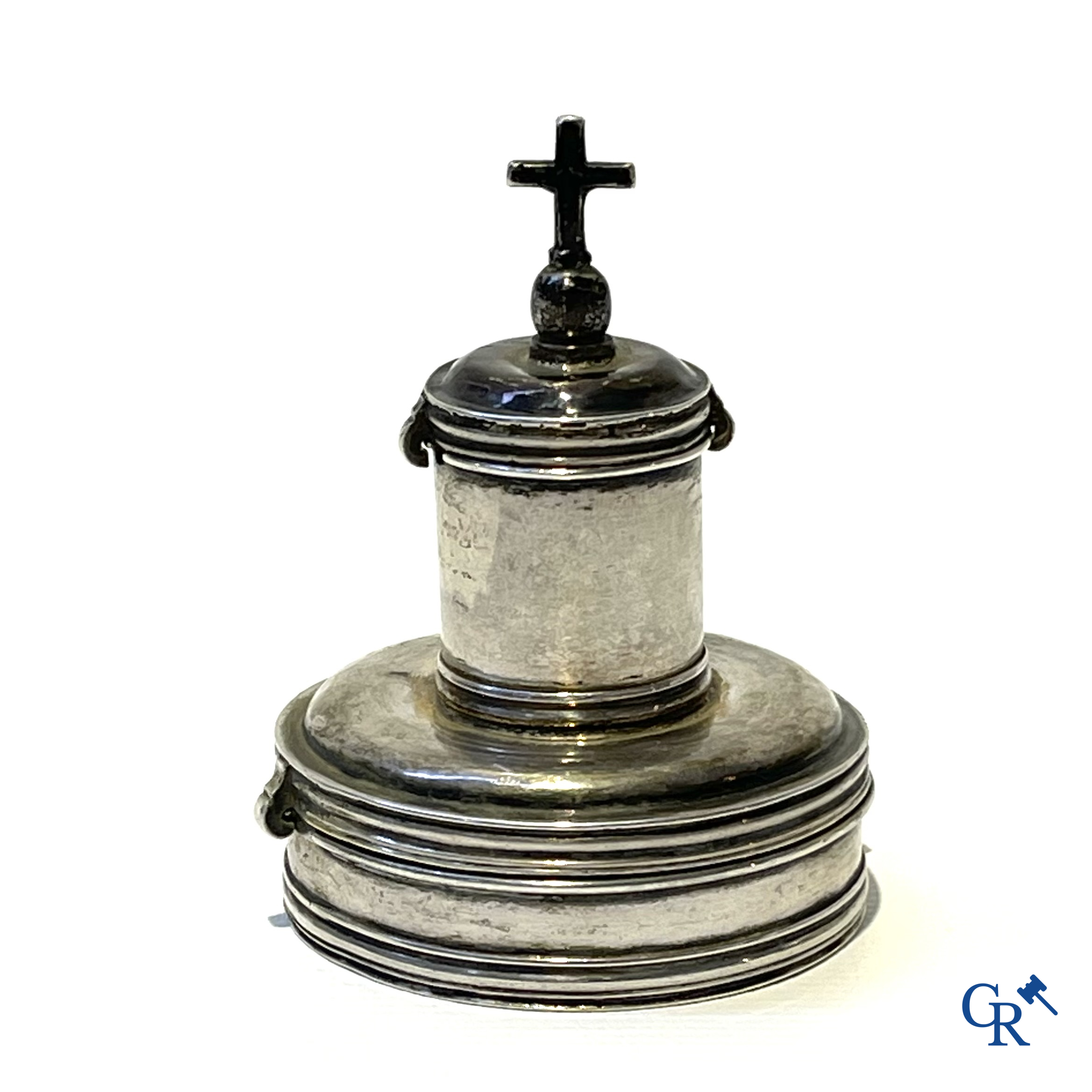 Religieuze objecten. Zilveren chrismatorium met pyxis. Antwerpen 17e eeuw.