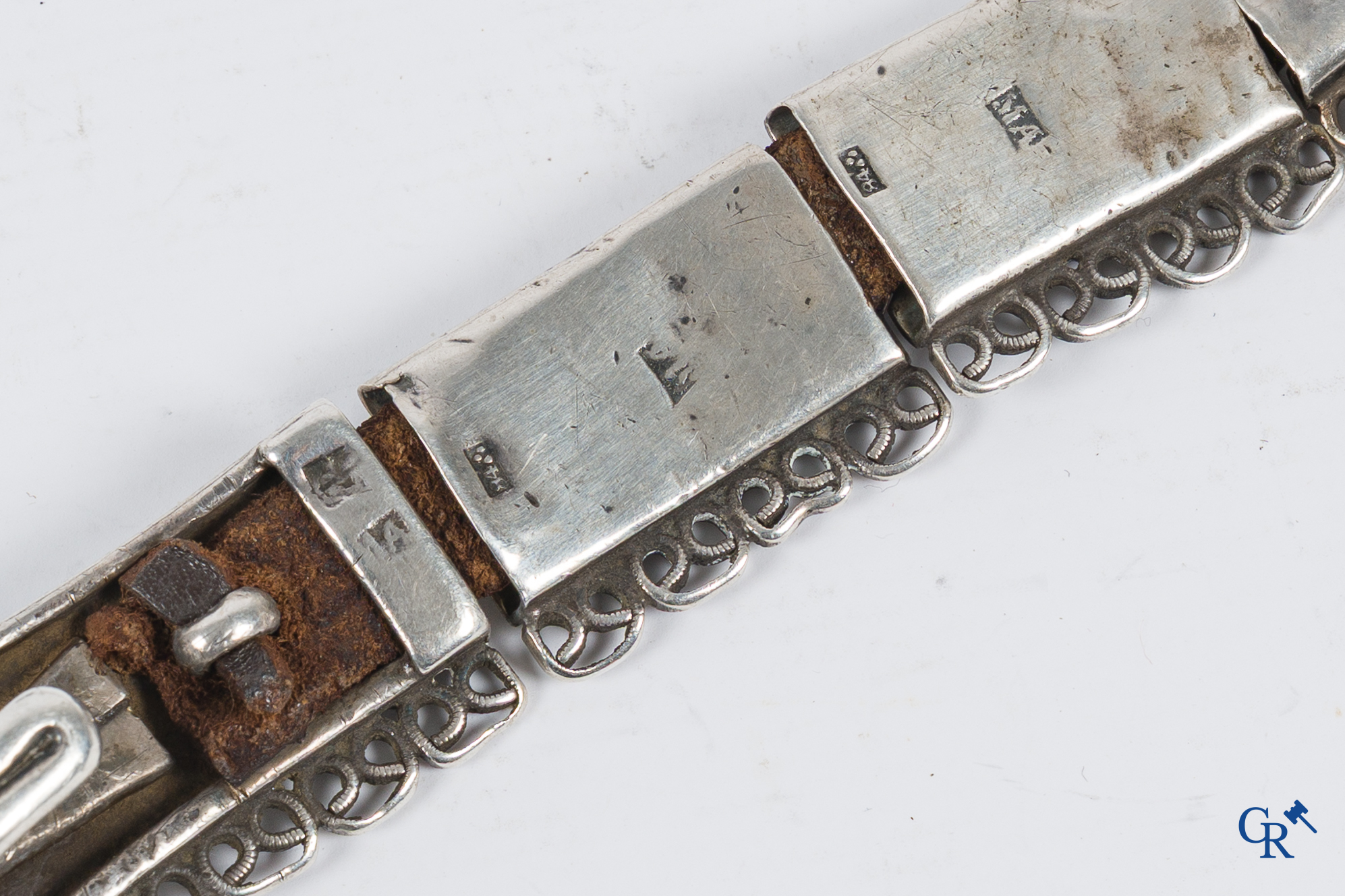 Russisch zilver. Ceremoniële riem in niello zilver. 84 zolotnik. Meestermerk MA voor M. Dmitriev op iedere schakel.