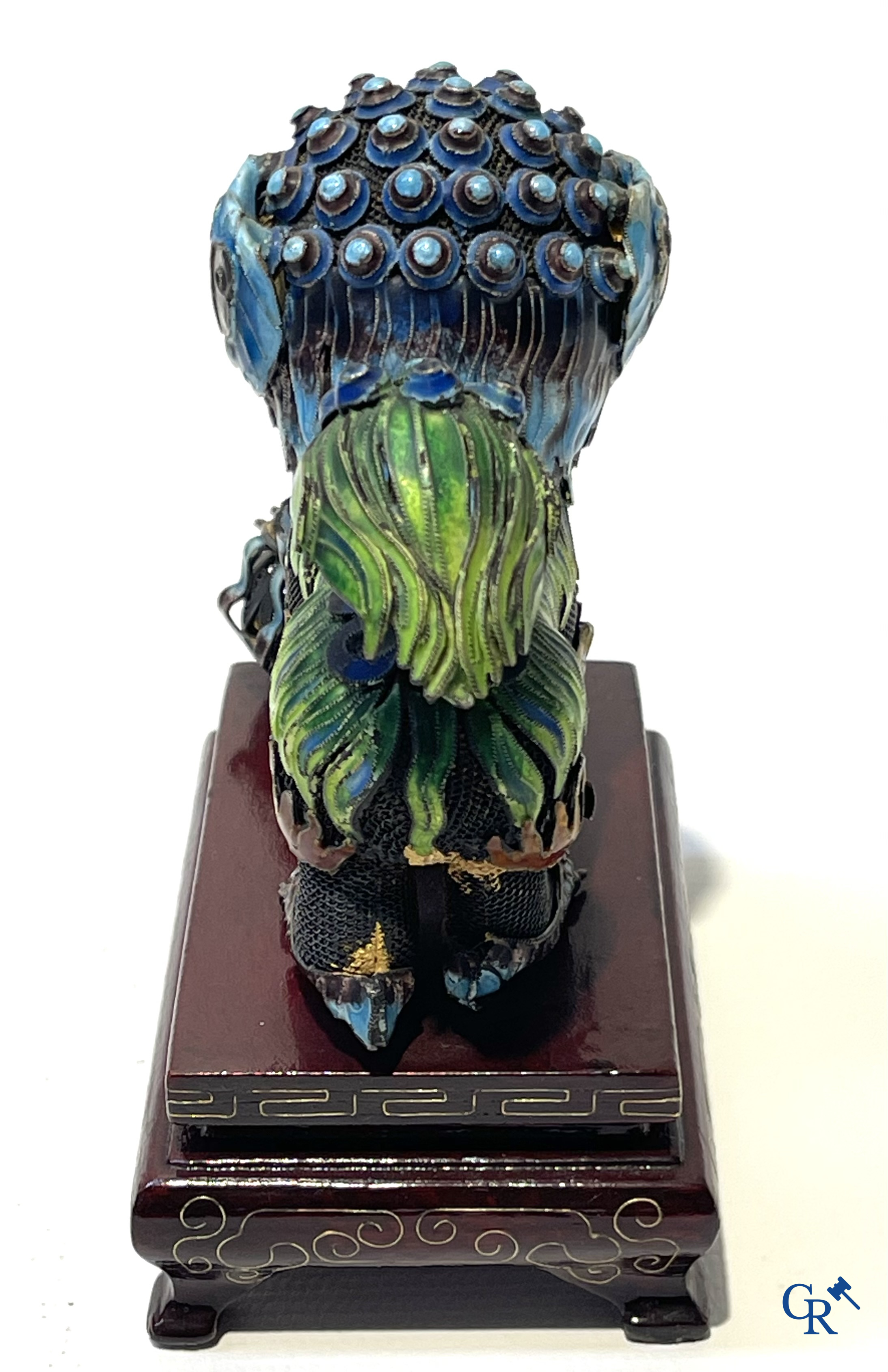 Aziatica. Een zilver, jade en filigraan dekselpot, 2 geëmailleerde filigraan Fo-honden en een bronzen boeddha.