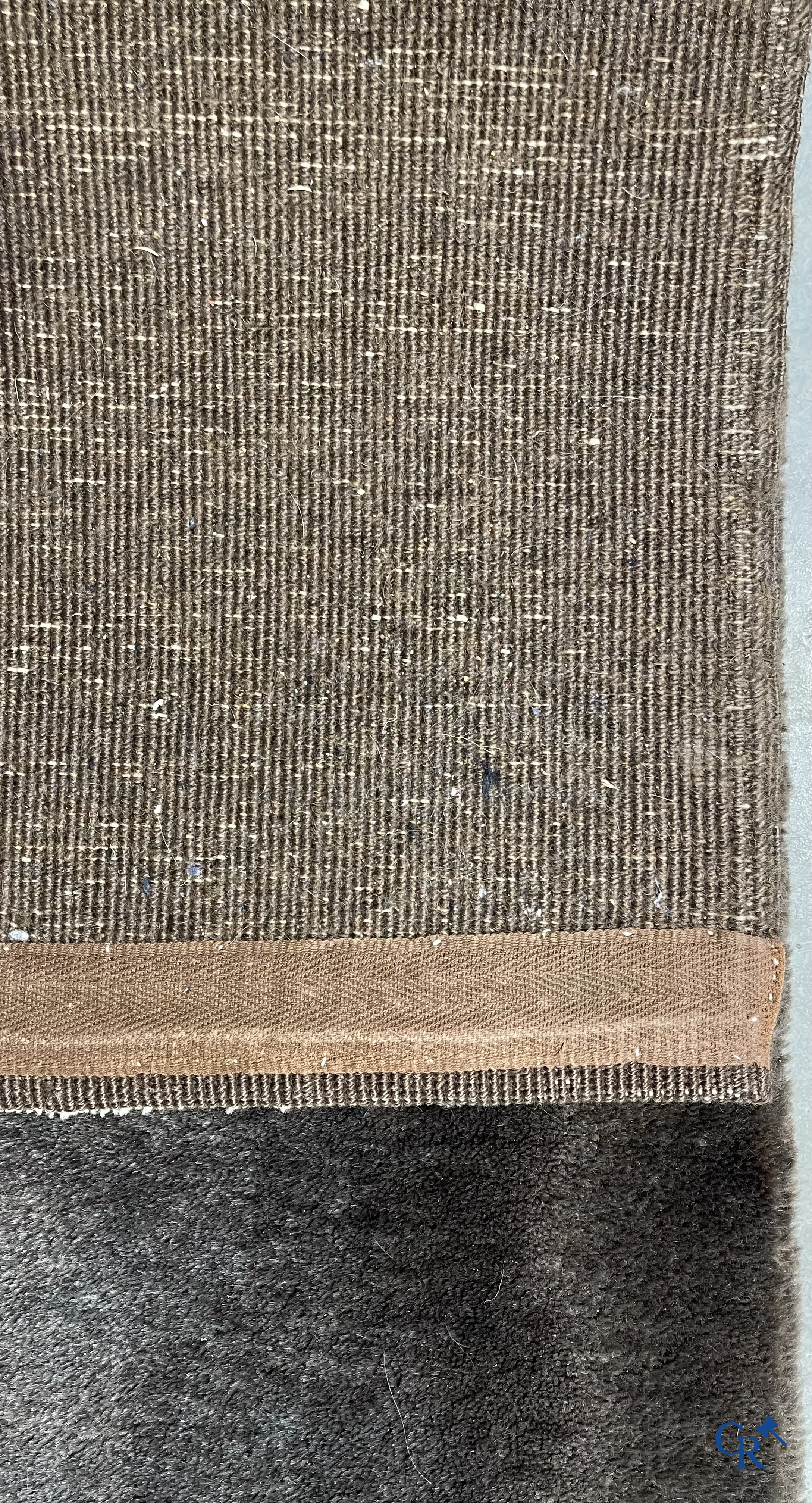 Groot modern handgeknoopt tapijt in wol.