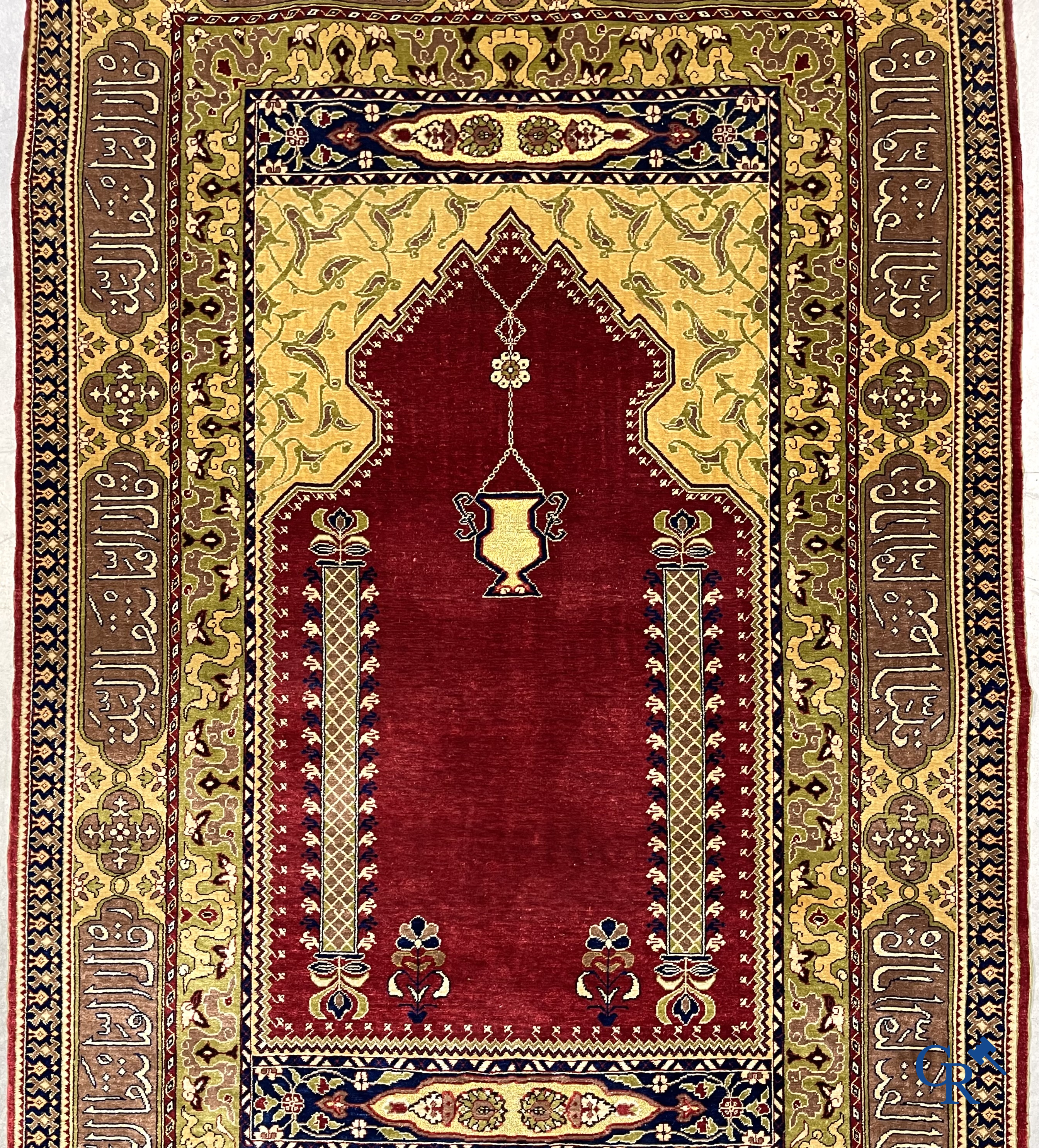 Oosterse tapijten. Een uiterst fijn handgeknoopt zijden tapijt met inscripties en gouddraad. Gesigneerd.