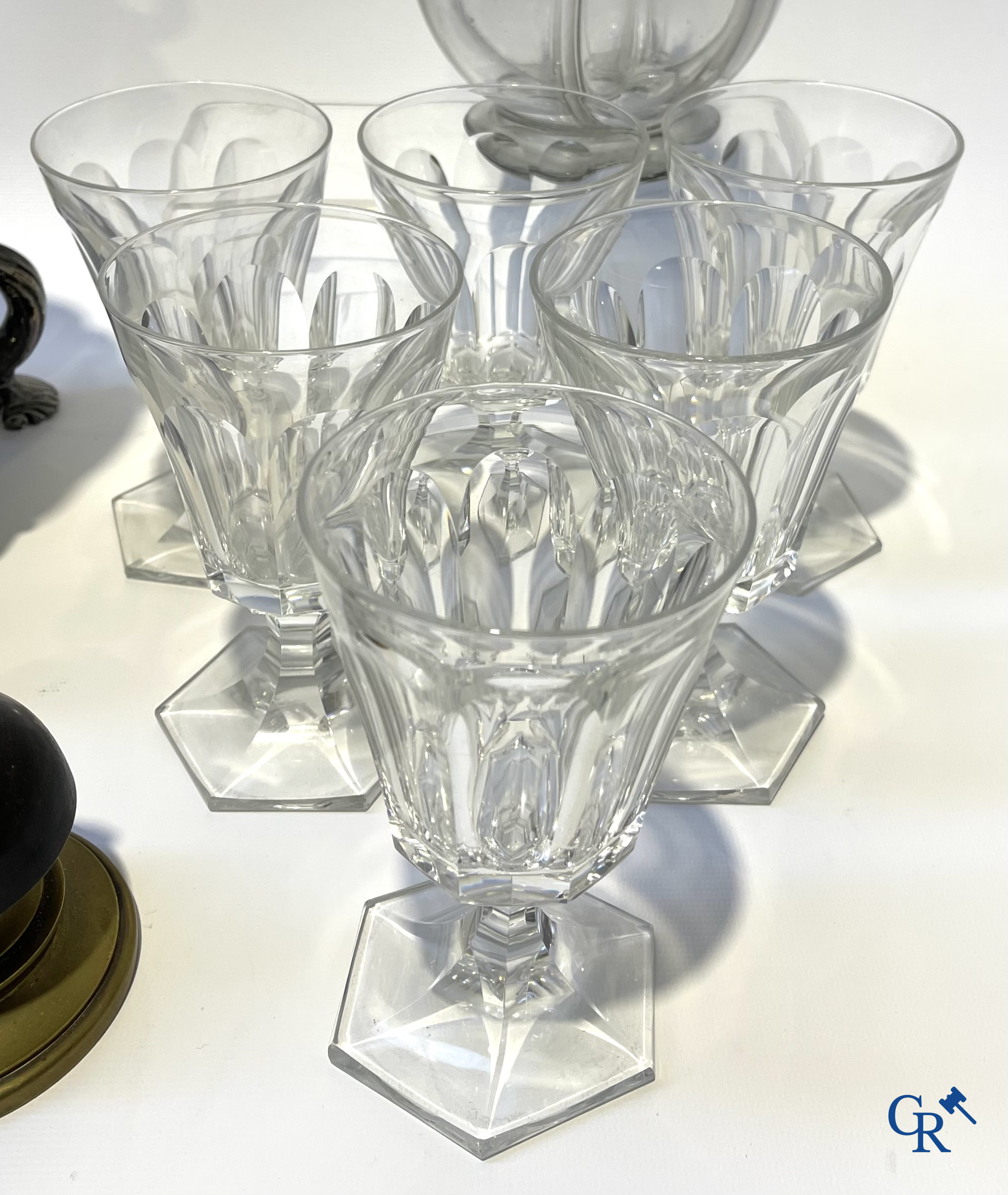 Lot brocante: Karaf, Val Saint Lambert, bronzen tafelbel, karaf met zilver montuur, miniatuur Thomas Sidney Cooper, enz.