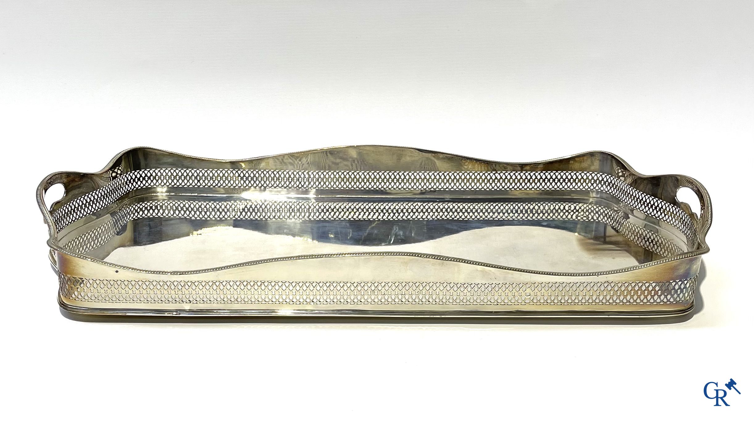 Paar Engelse sauskommen met deksel, een grote rechthoekige dienblad en een octogonaal dienblad in verzilverd metaal.