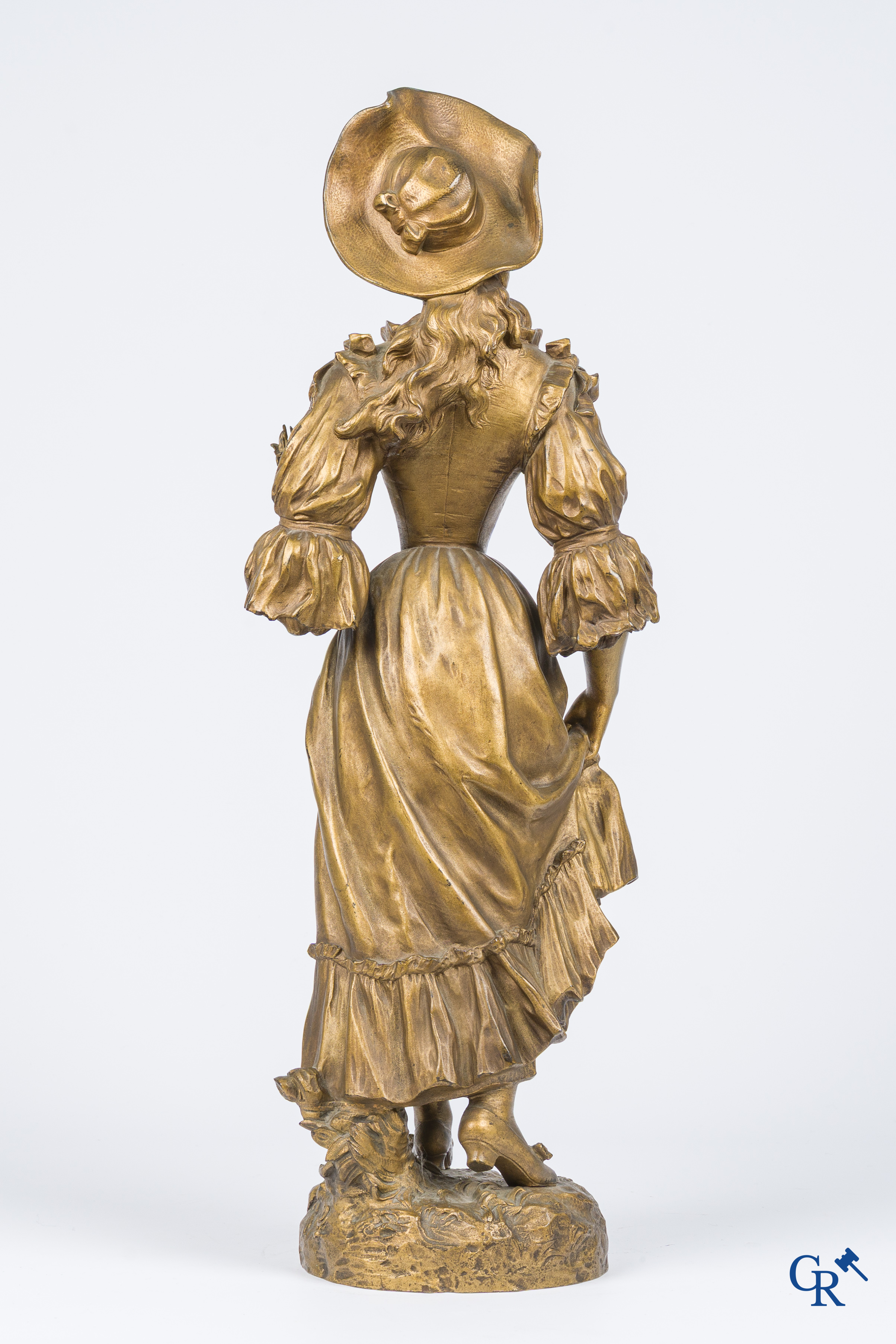 Kossowski. Fijn geciseleerd en verguld bronzen beeld van een jonge dame met bloemen in Belle Epoque stijl. Circa 1890.