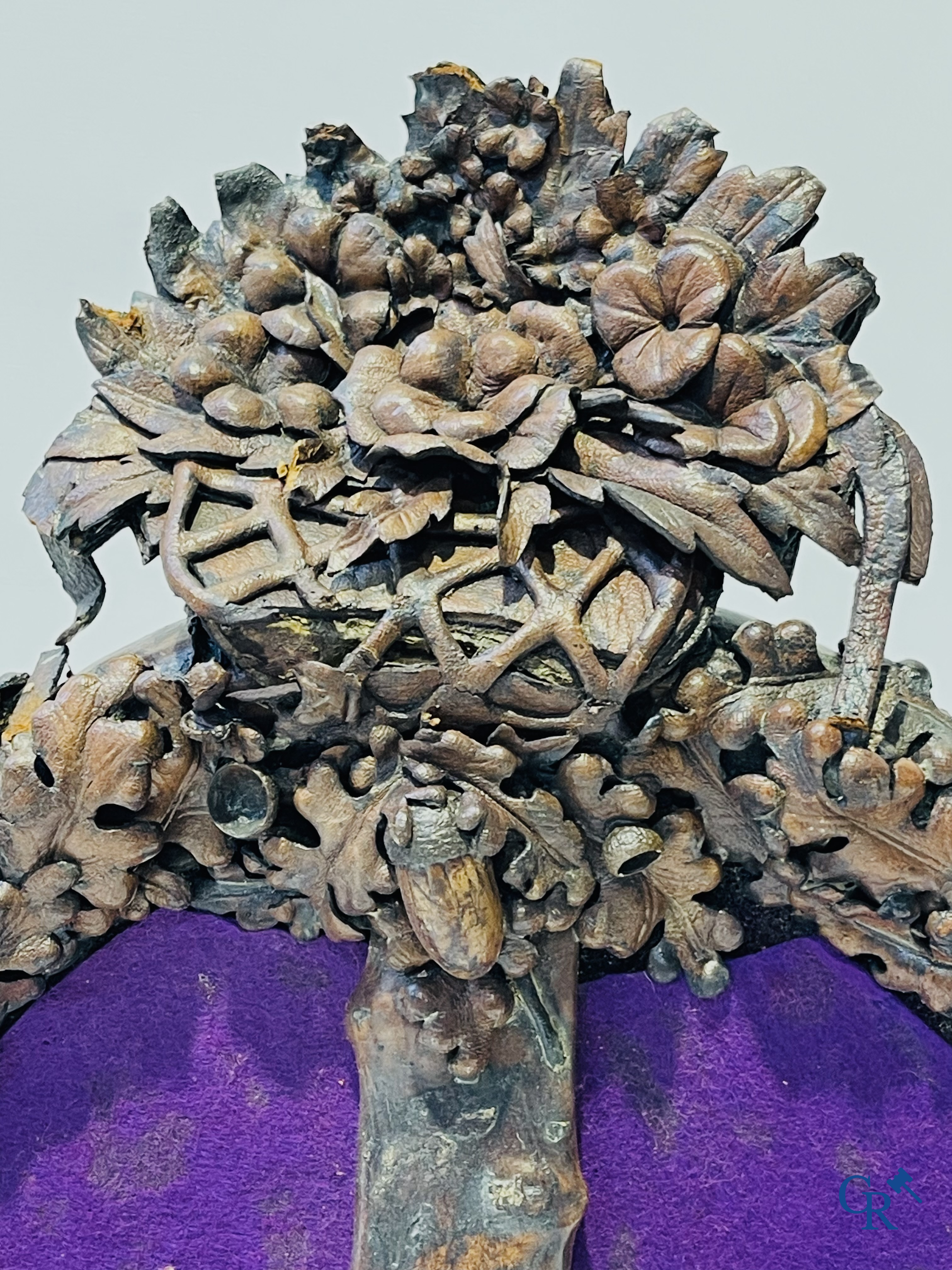 Religieuze objecten. Glas in loodraam met brandglas, kader met kruis in bewerkt leder, ovale kader als souvenir.