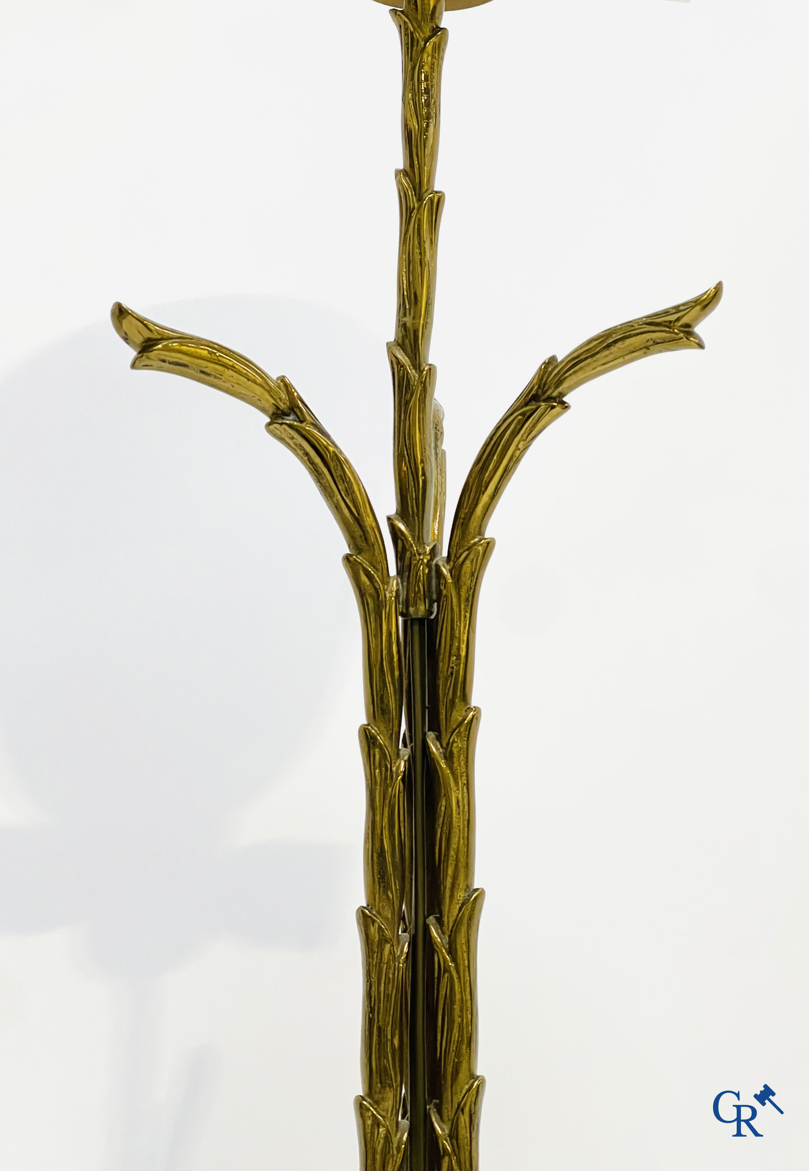 Maison Baguès, Palm lamp met drie-potige voet in verguld brons. Circa 1970.