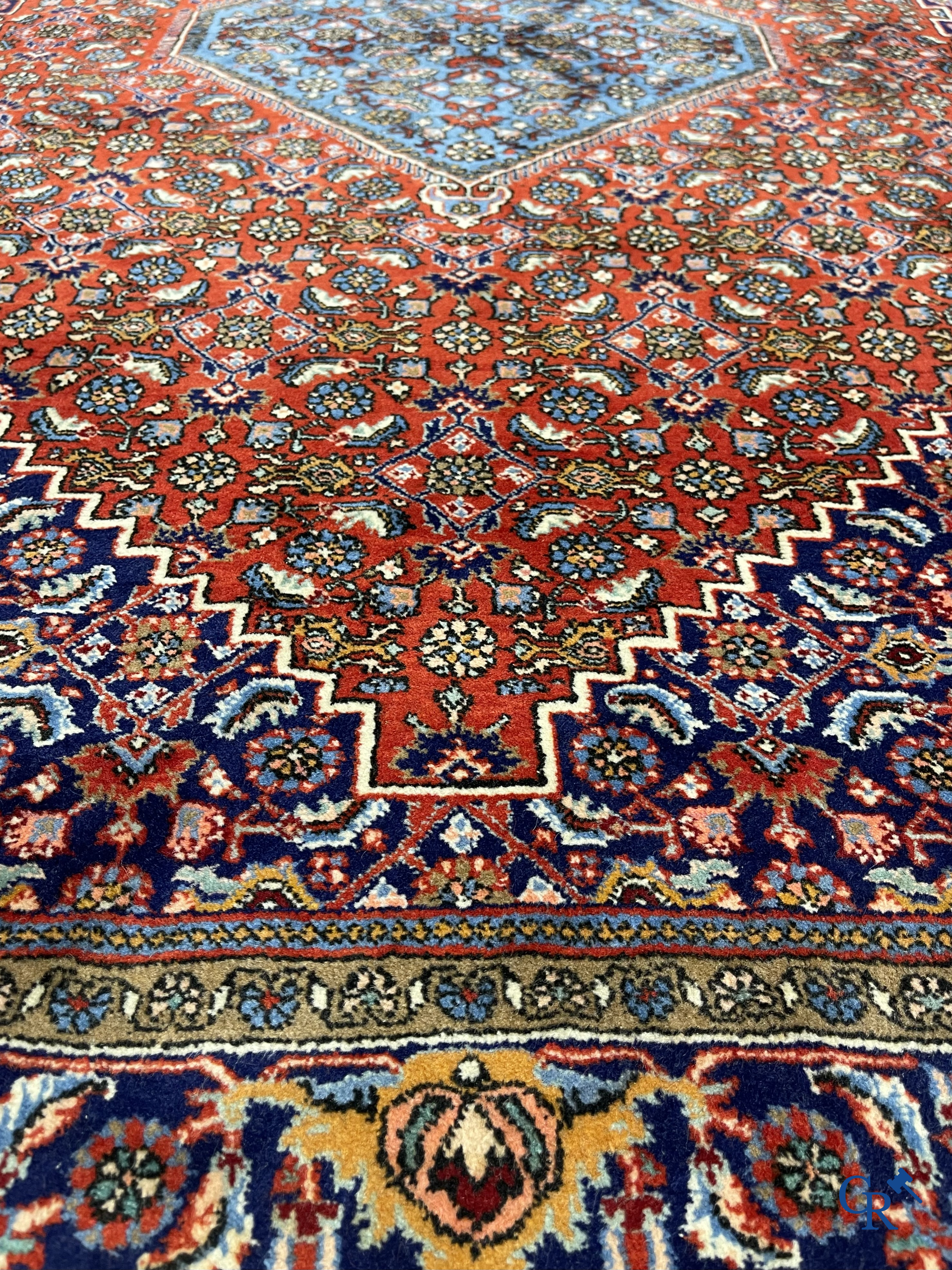 Oosterse tapijten. 2 handgeknoopte tapijten in wol.