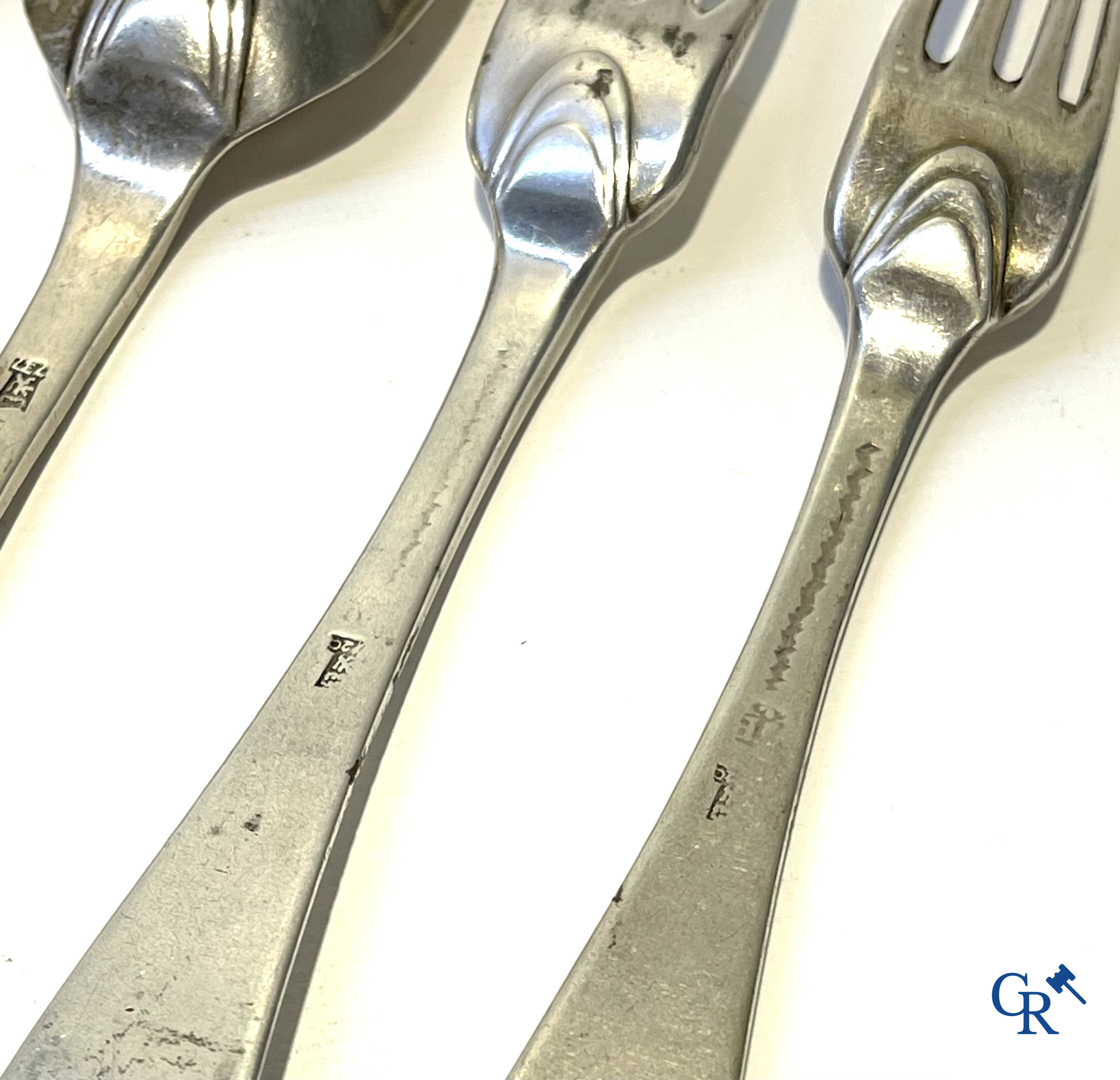 Zilver. Lot bestaande uit 7 stuks zilver bestek. 18e en 19e eeuw, waaronder Namen. Verschillende keurmerken.