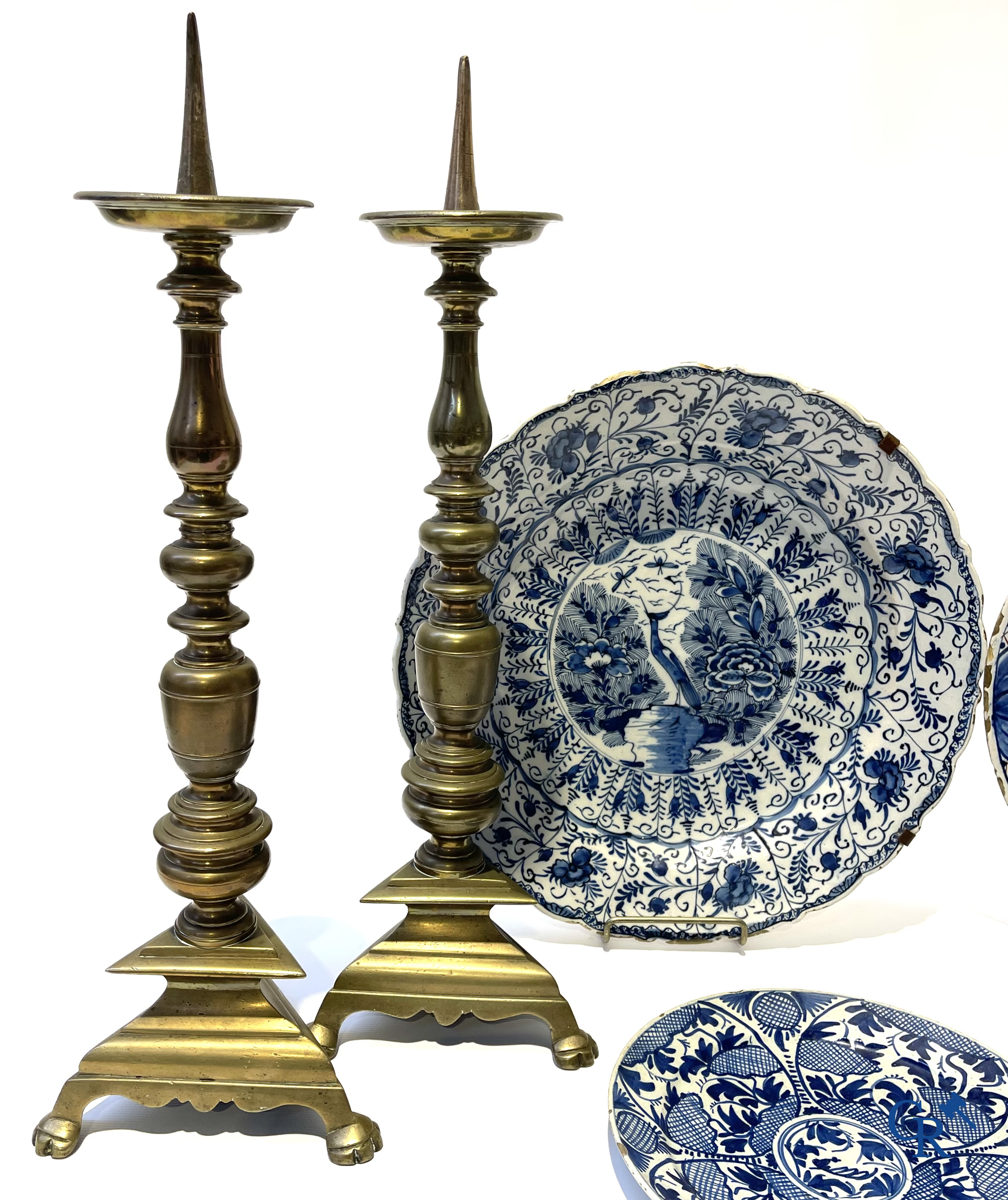 Delft. Een kavel van een paar bronzen kandelaars, 2 antieke Delftse schotel en 2 Delftse borden. 18e eeuw.
