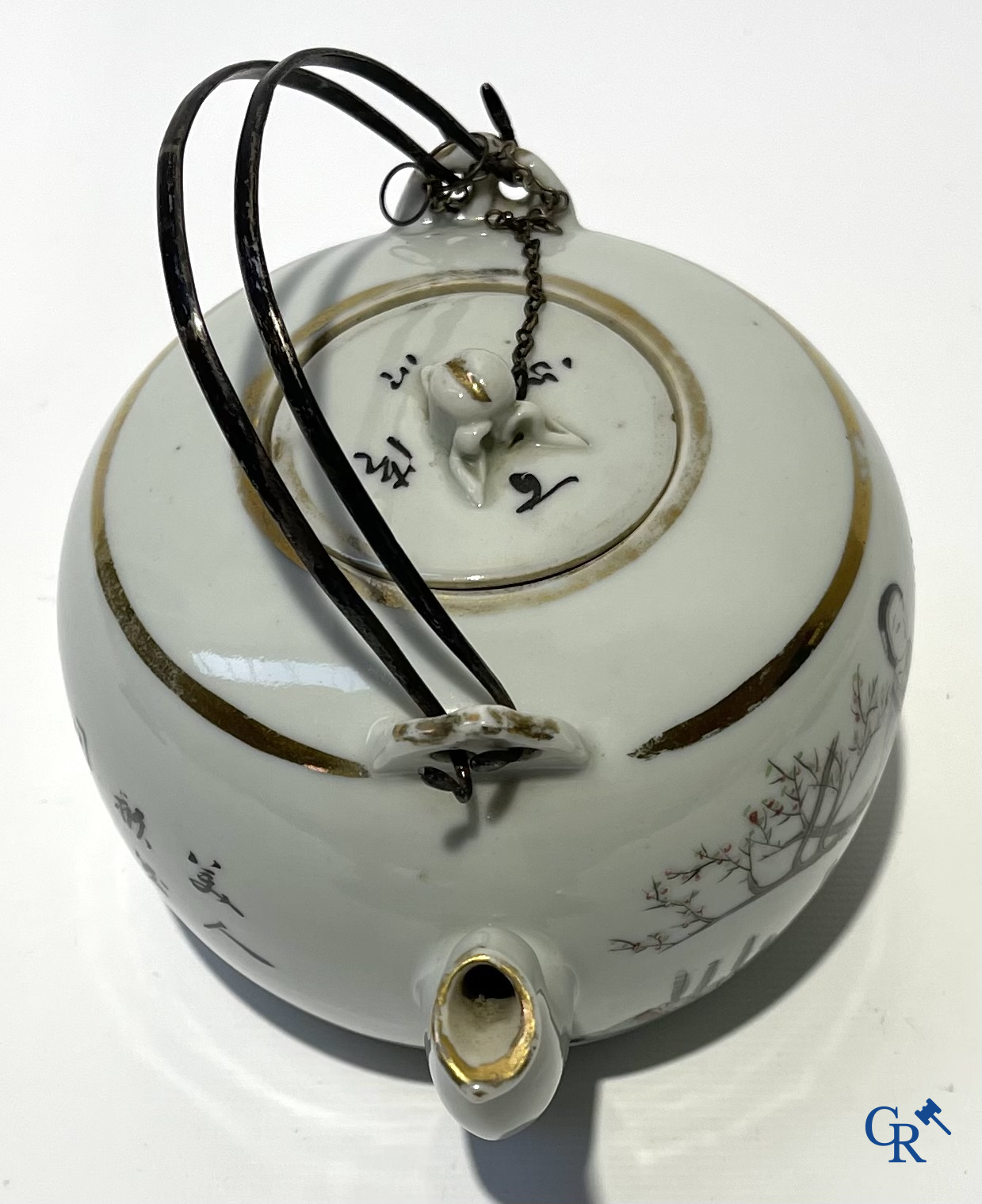 Aziatica. Chinees porselein. Een kavel van 2 Chinese theepotten en een Chinese kom.