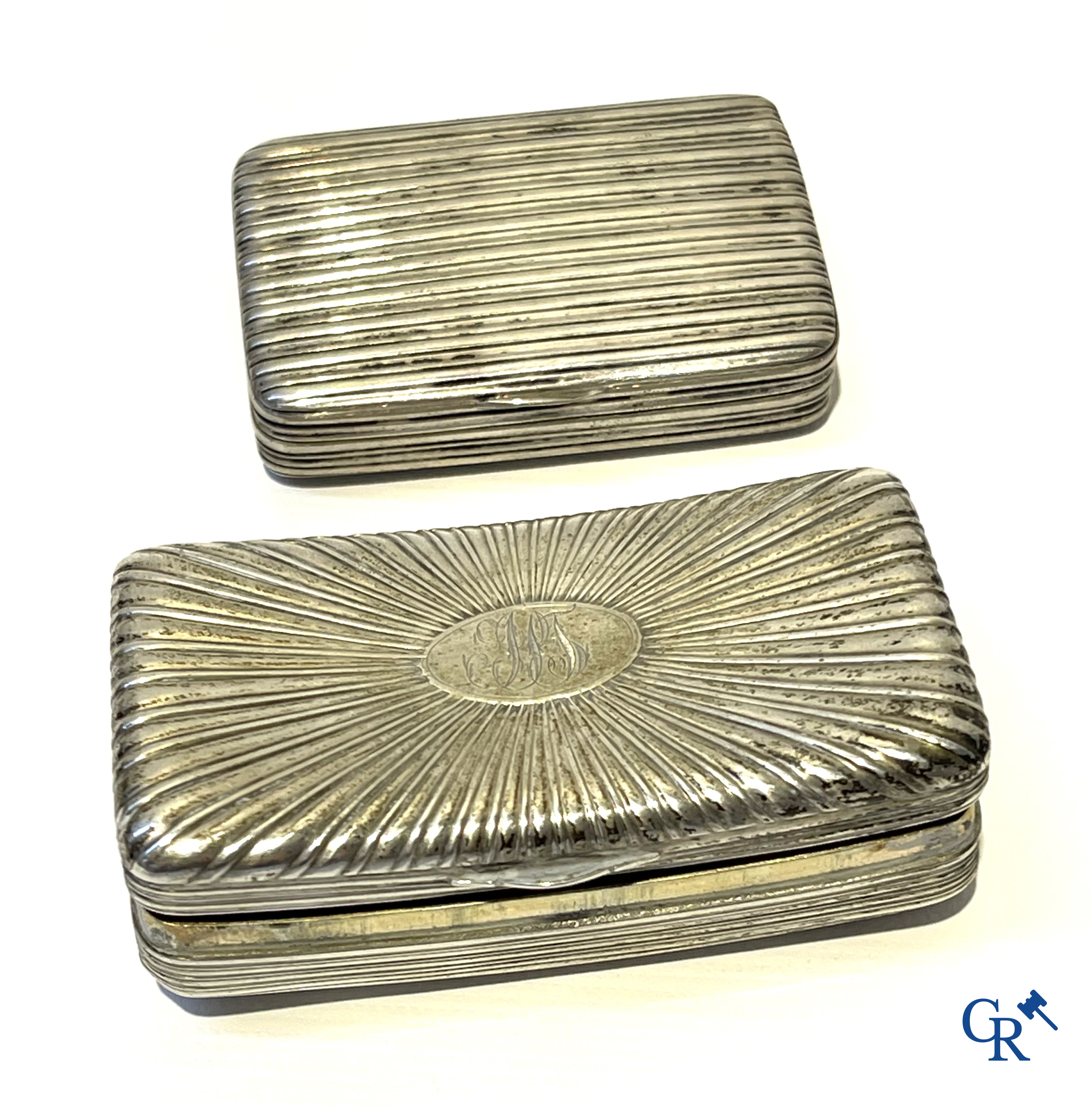 Lot met vitrineobjecten, juwelen met diamant, uurwerken, zilveren tabaksdozen, micro mozaïek, enz. 18e-19e-20ste eeuw.