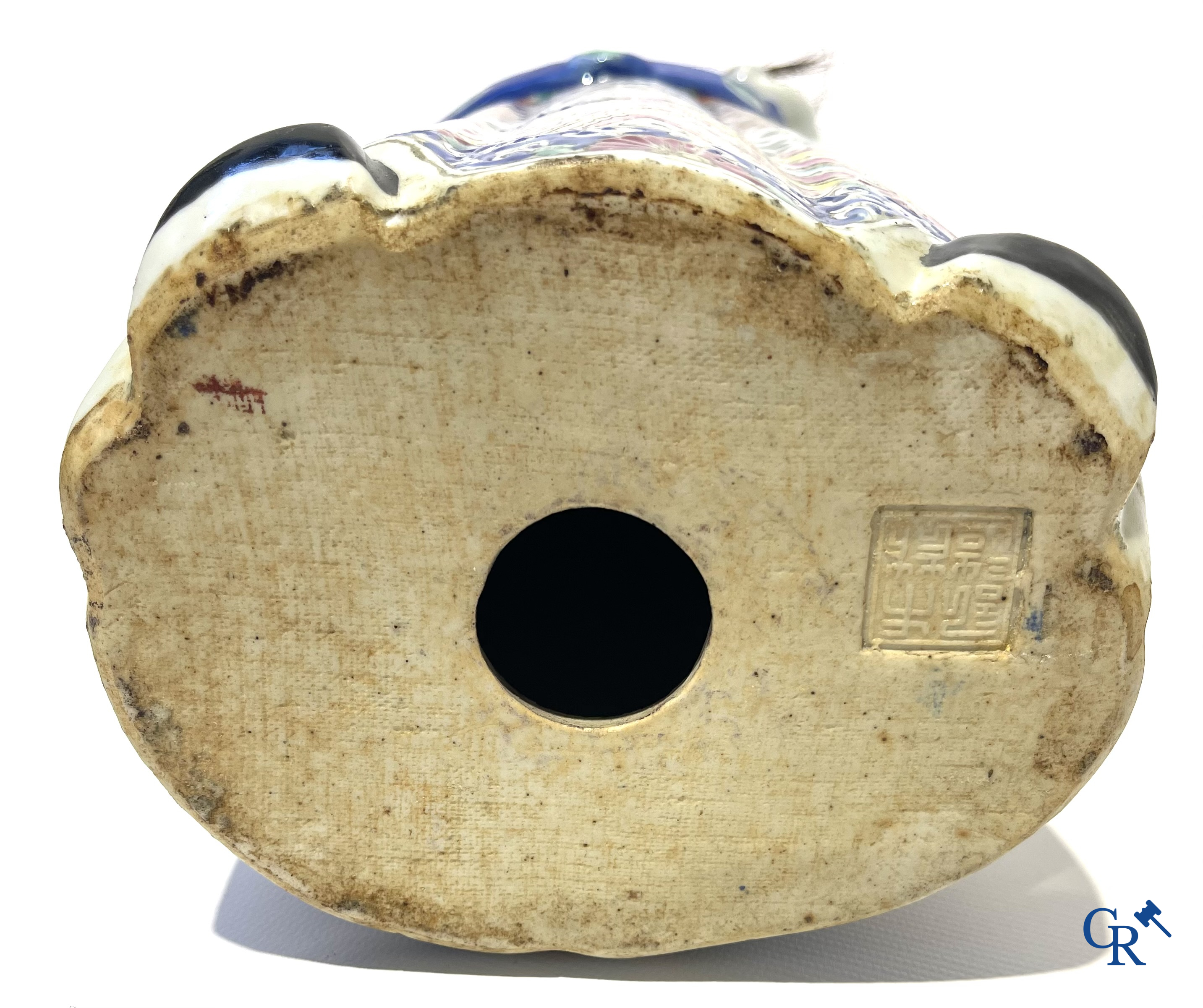 Aziatica. Een Chinese wijsheer in famille rose porselein op een houten sokkel. Gemerkt. 19de eeuw.