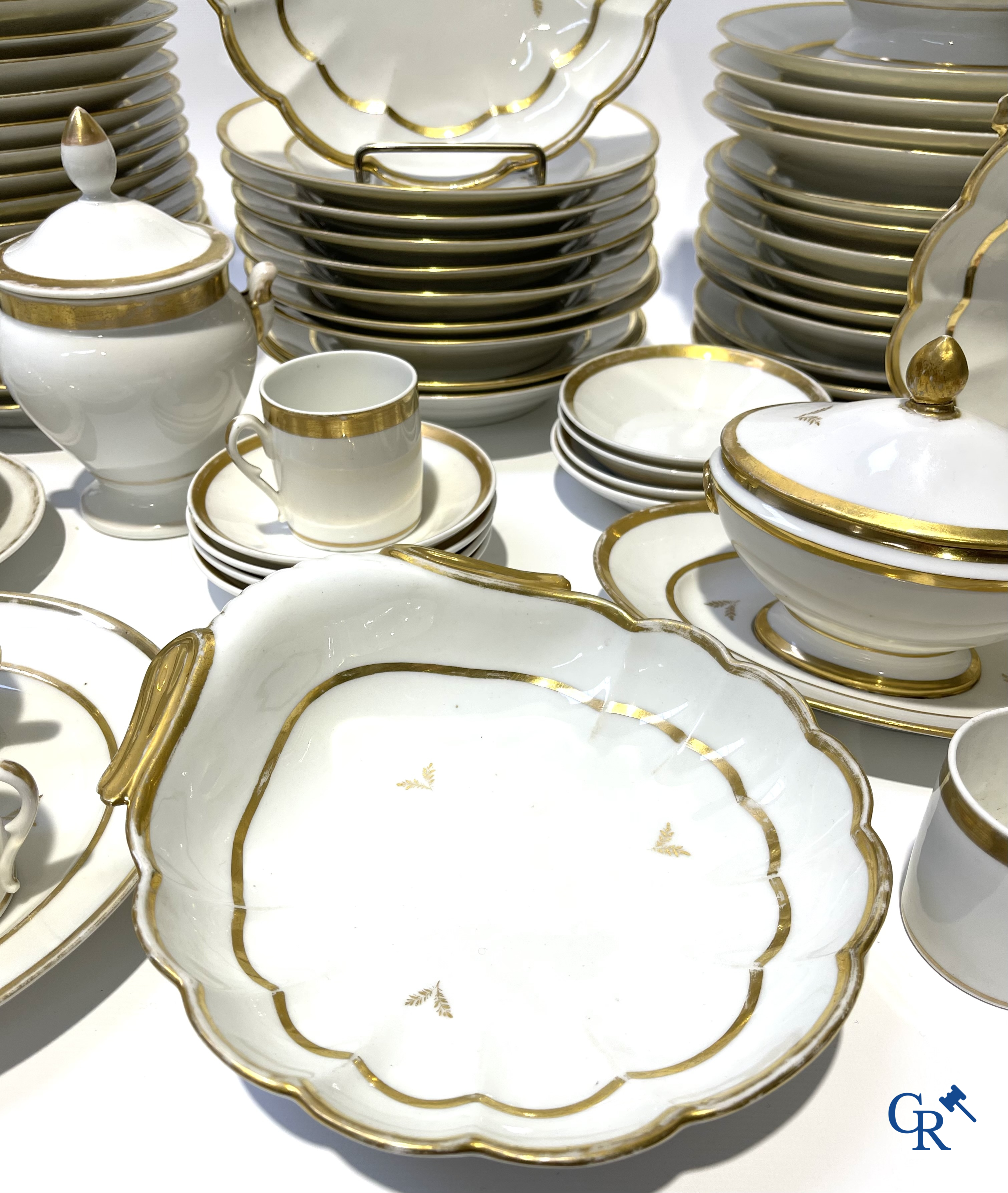 Uitgebreid tafelservies in Brussels porselein. 19de eeuw.