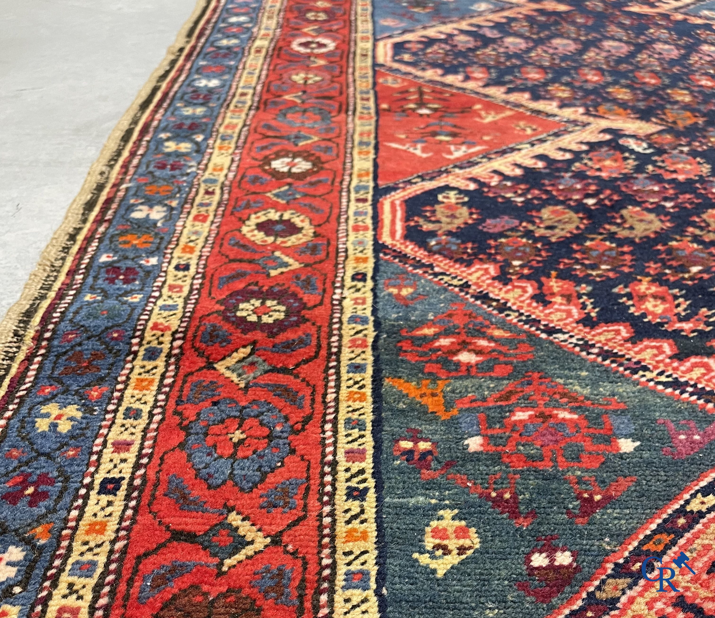 Oosterse tapijten. Een grote handgeknoopte antieke loper met geometrische motieven. 19e eeuw.