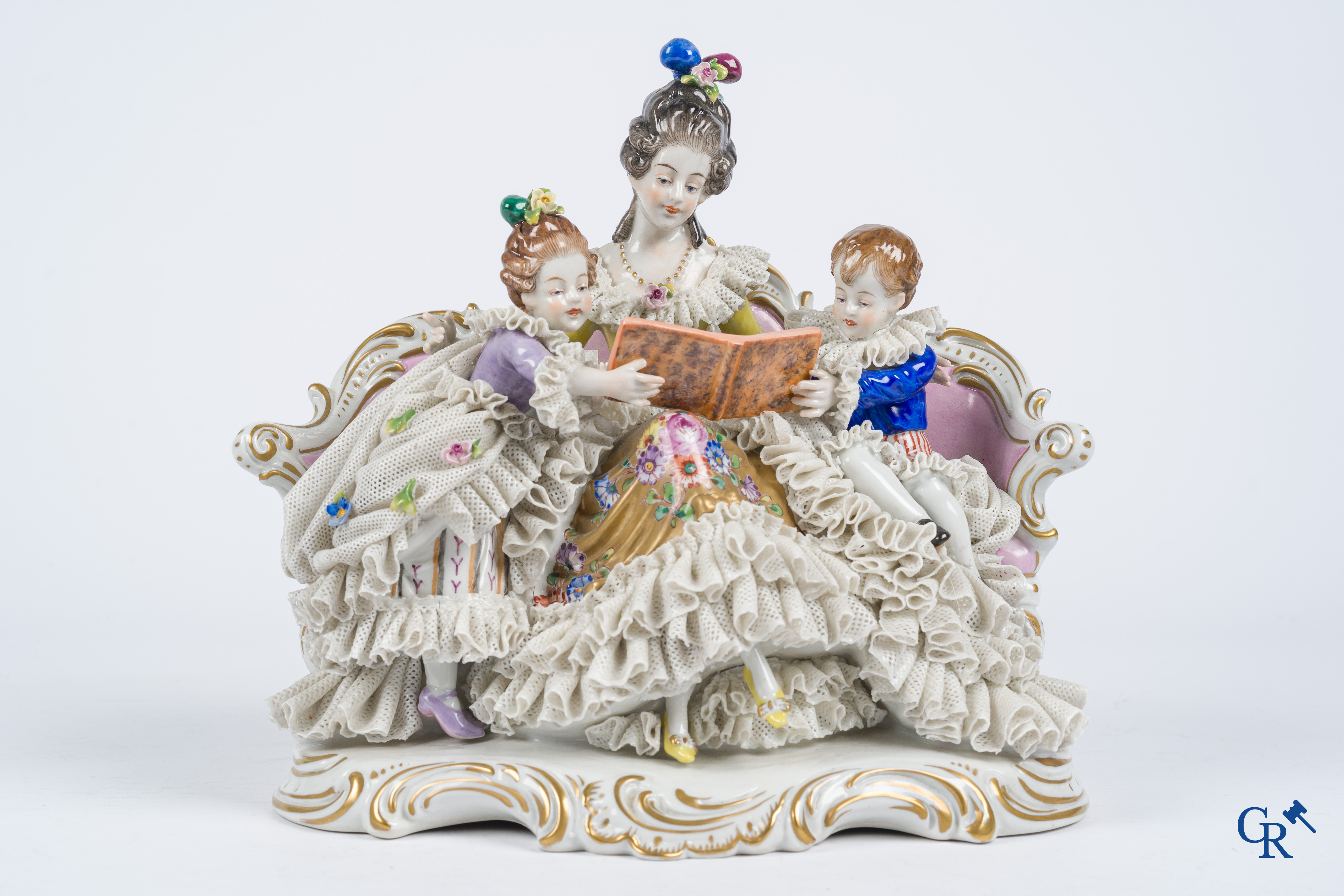 Duits porselein. 3 groepen in lace porcelain. Gemerkt Volkstedt Rudolstadt en Sitzendorf.