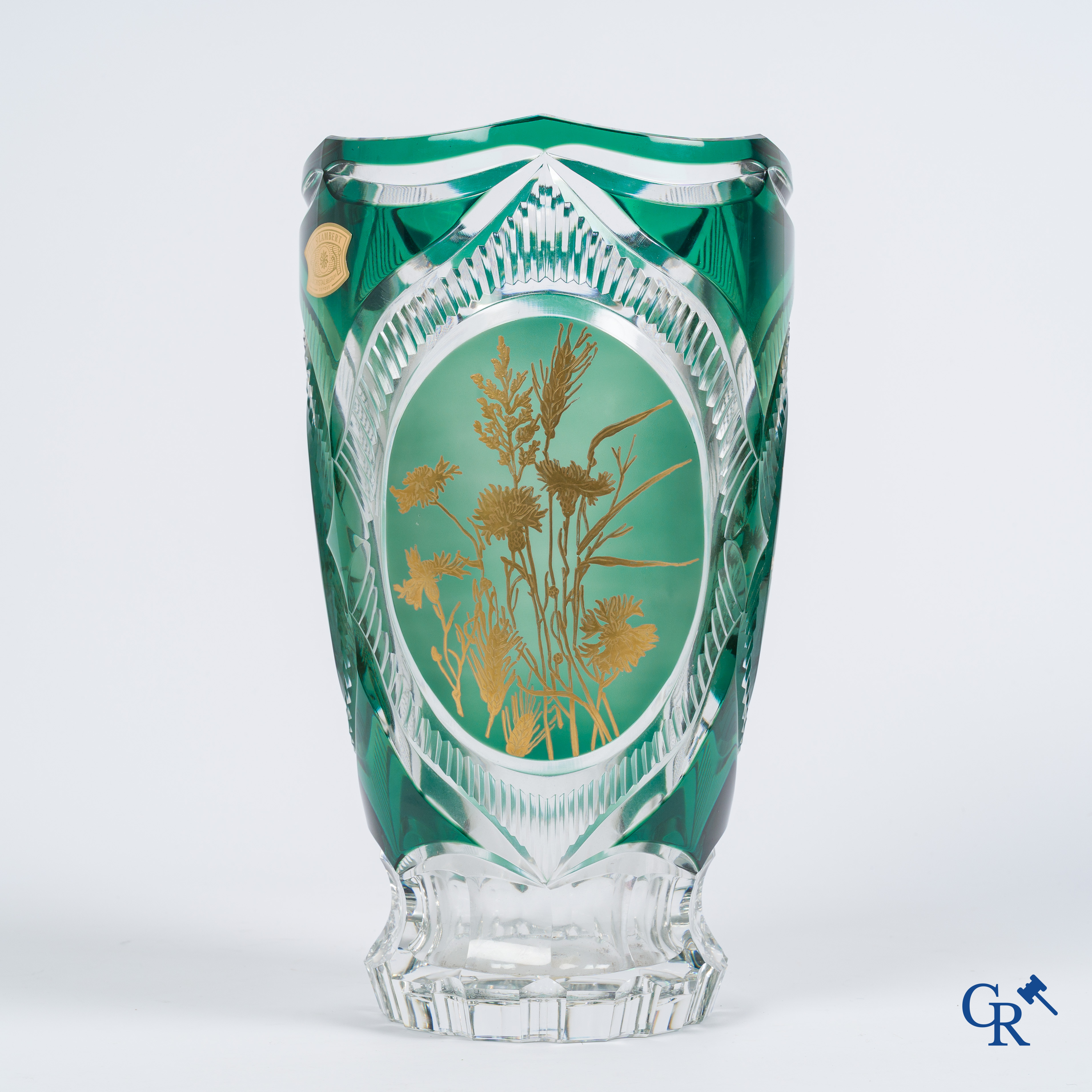 Val Saint Lambert. Een uitzonderlijke en imposante vaas in helder en smaragd groen geslepen kristal.
