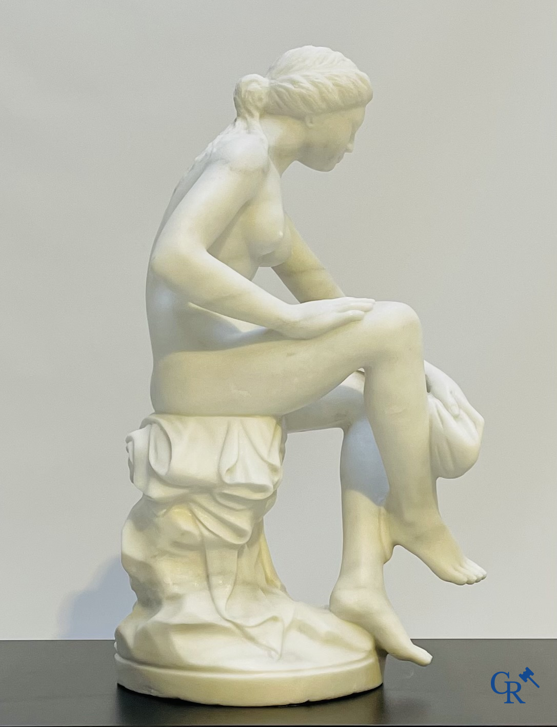 Imposante voorstelling van een badende Venus. Carrara marmer. 20ste eeuw.