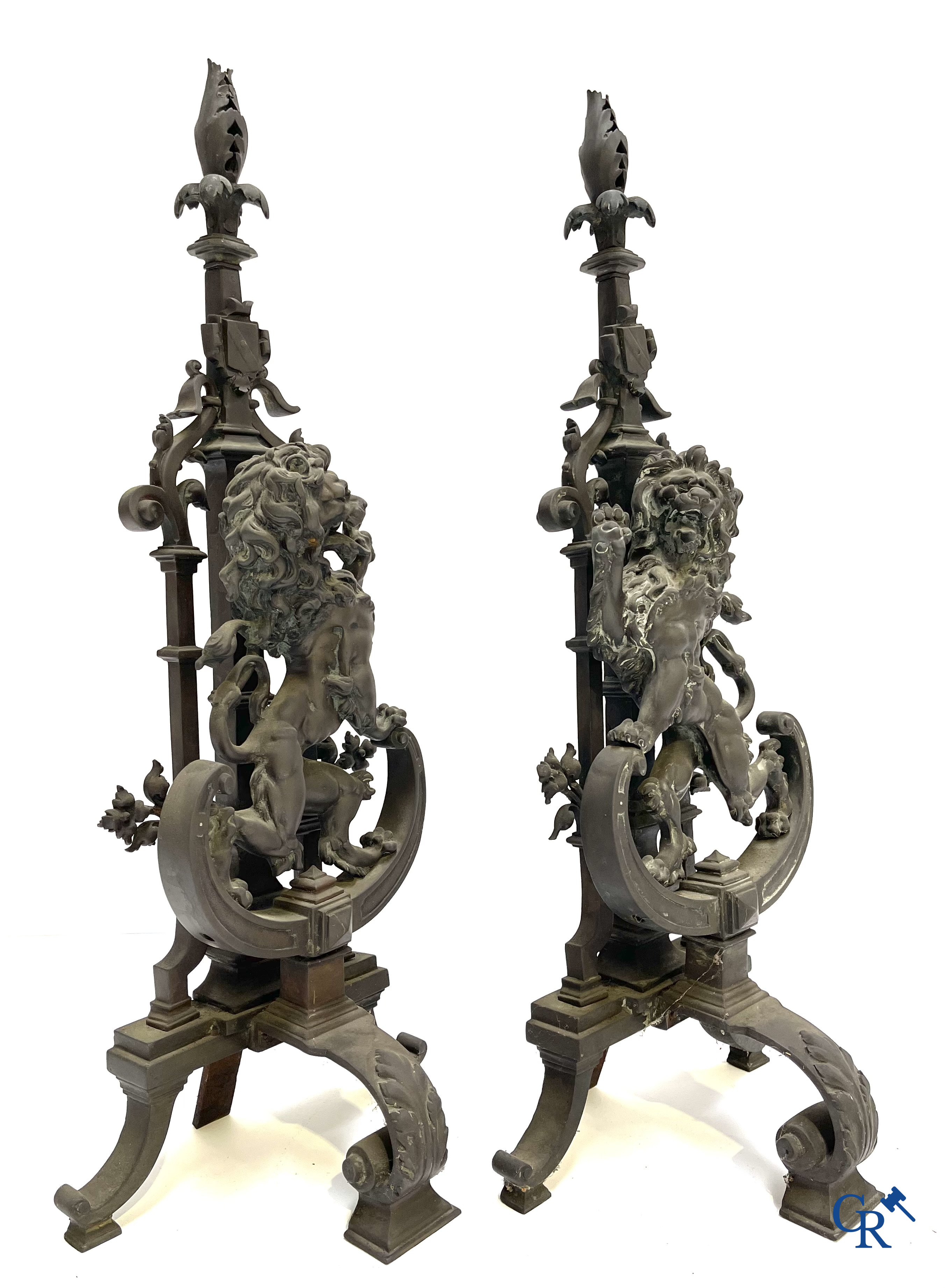 Paar bronzen haardstukken met leeuwen. 19e eeuw.