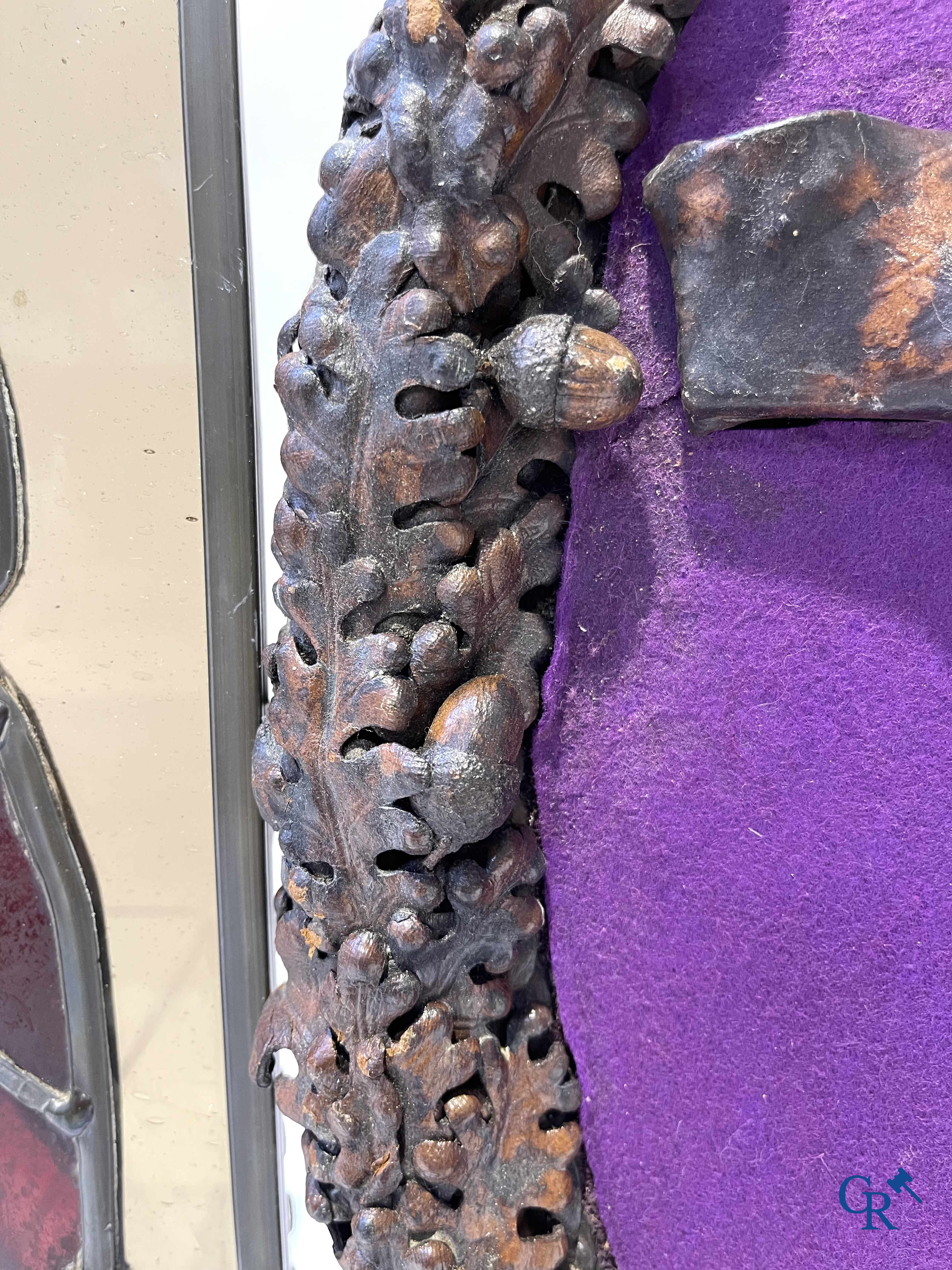 Religieuze objecten. Glas in loodraam met brandglas, kader met kruis in bewerkt leder, ovale kader als souvenir.