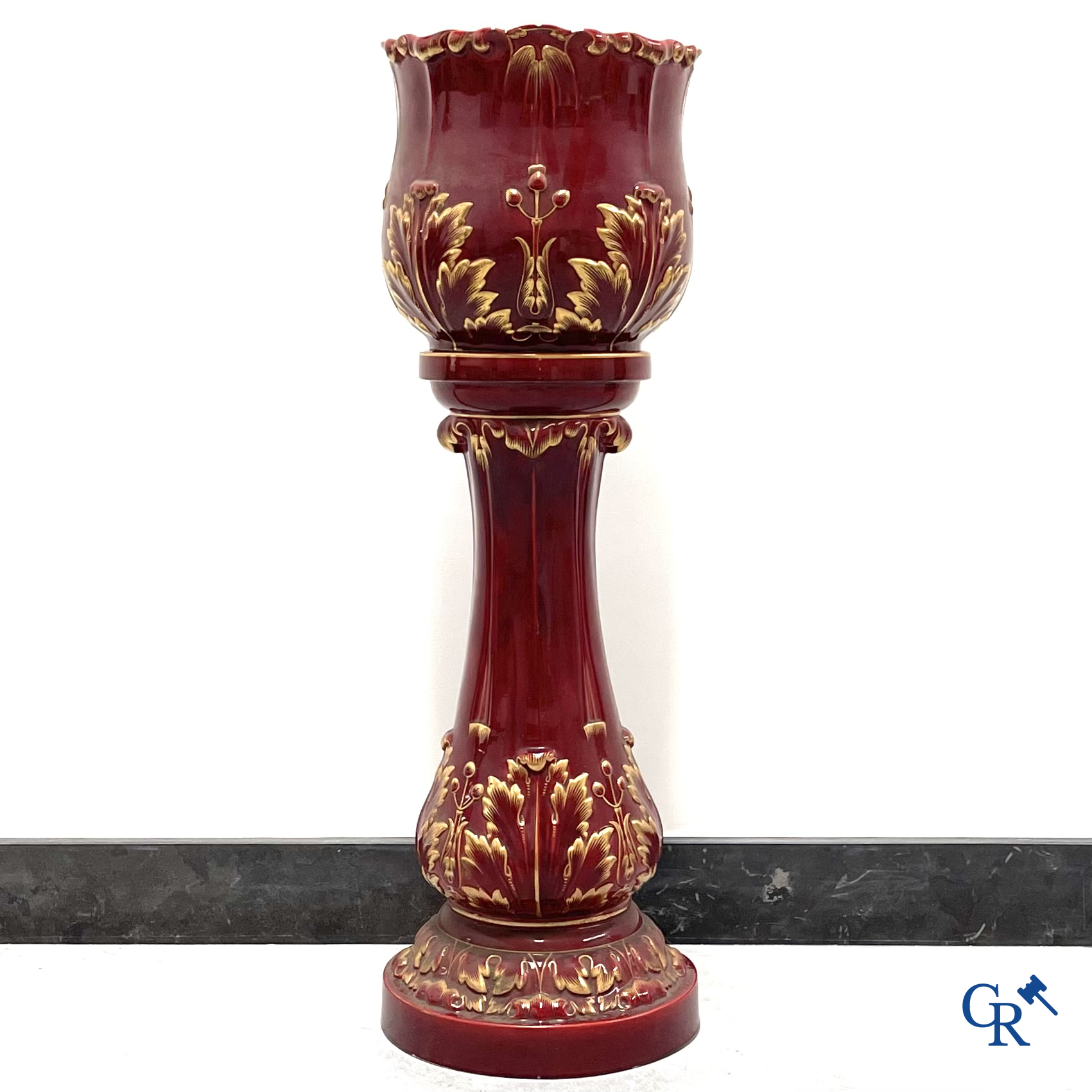 Art Nouveau, Sarreguemines. Een cache pot in geëmailleerde faience of barbotine op bijhorende staander. Circa 1910.