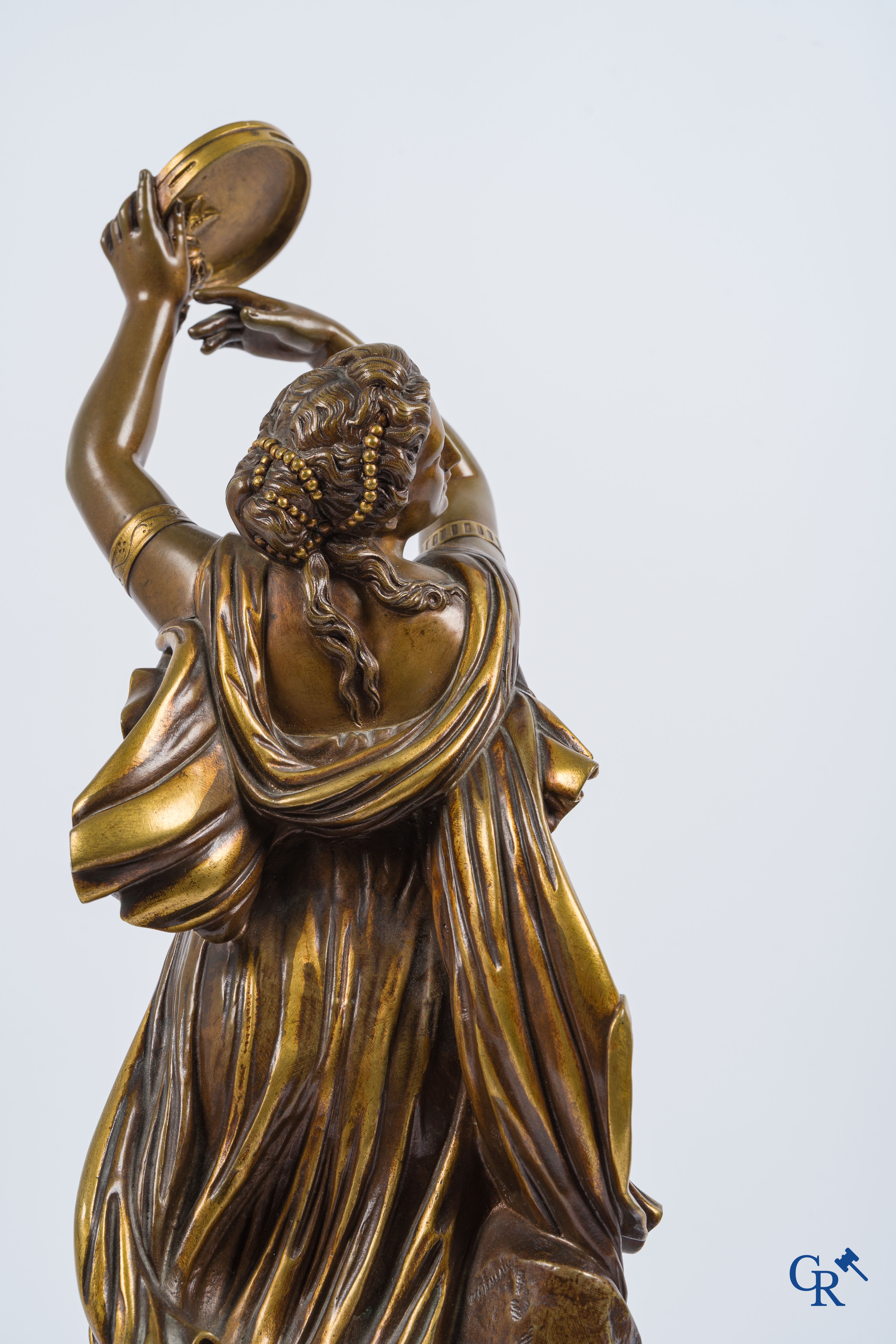 Jean-Baptiste Clésinger & Maison Marnyhac à Paris. Een paar bronzen beelden met bruine en vergulde patina. 19e eeuw.