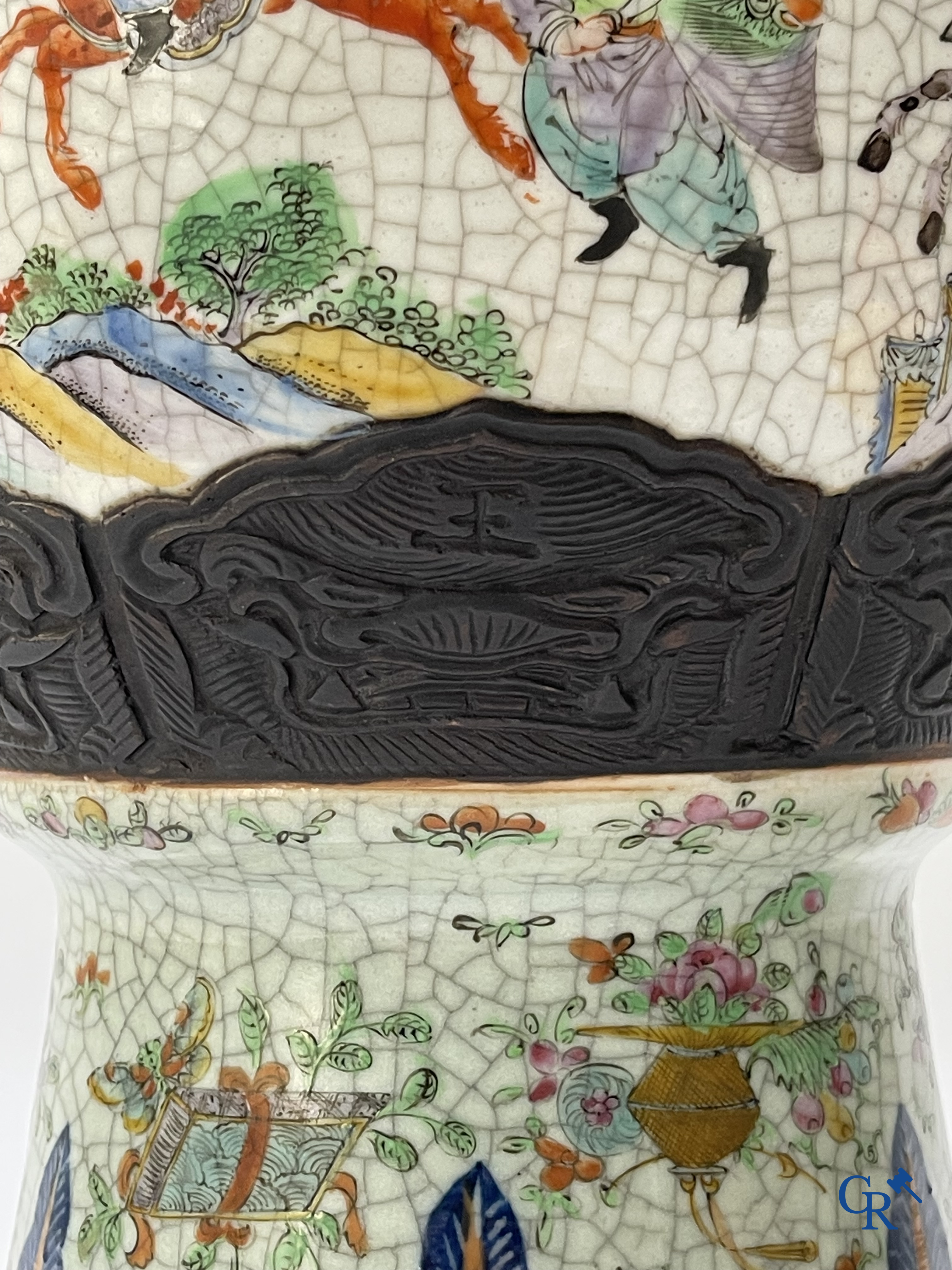 Aziatica, Chinese Nanking vaas met een voorstelling van krijgers. Gemerkt. 19e eeuw.