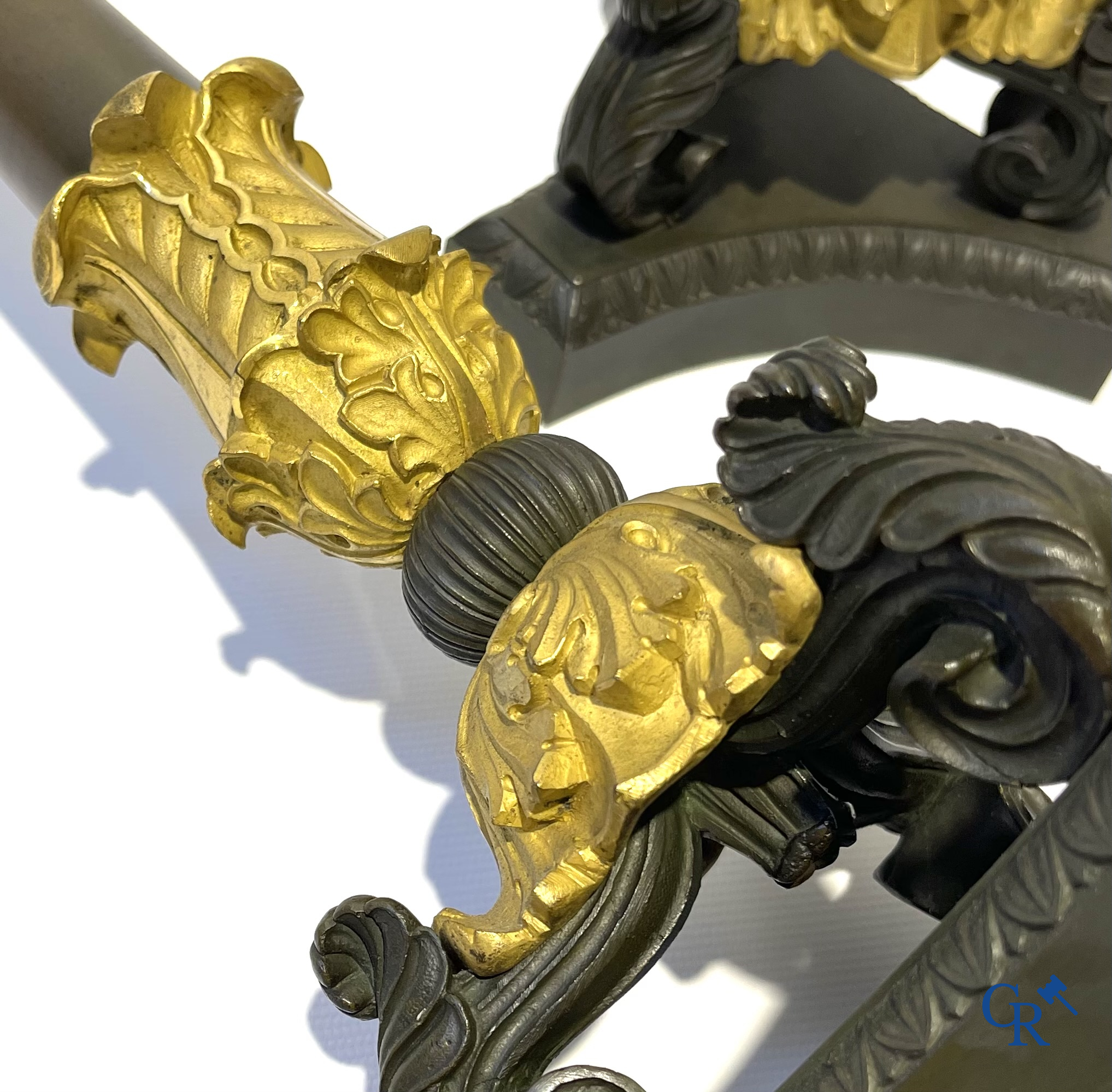 Paar grote Charles X kandelaars in gepatineerd en verguld brons. Frankrijk 19e eeuw.