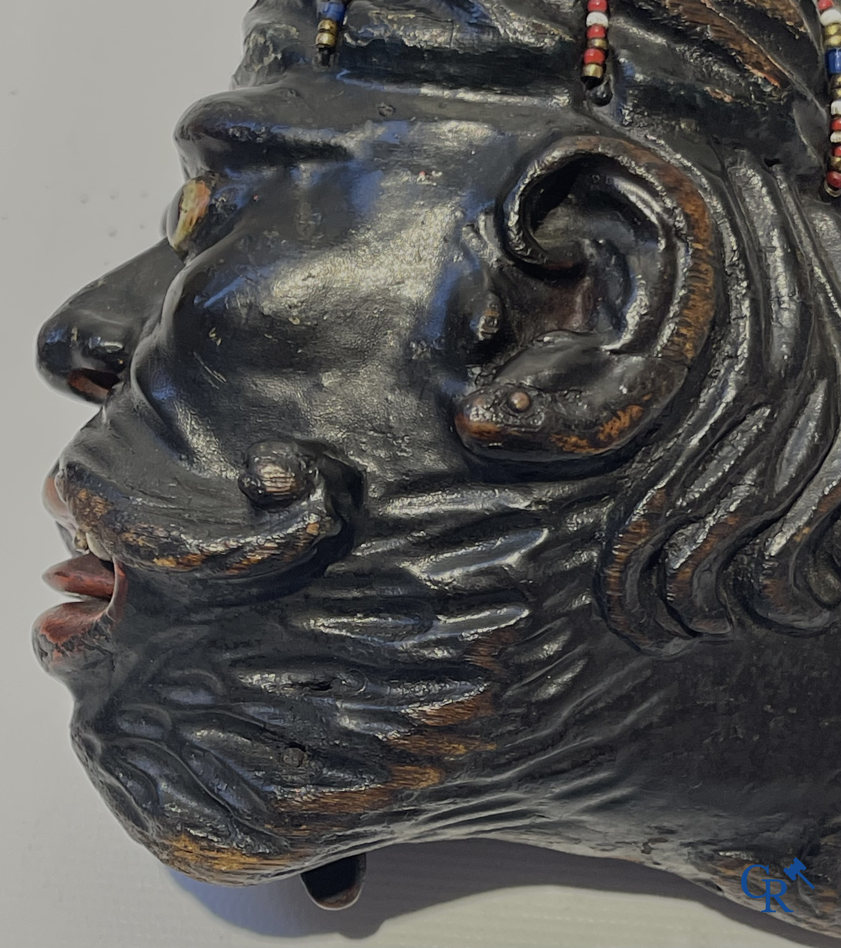 Uitzonderlijk grote zogenaamde Ulmer tabakspijp in gesneden en gepolychromeerd hout. Duitsland of Zwitserland 18e eeuw.