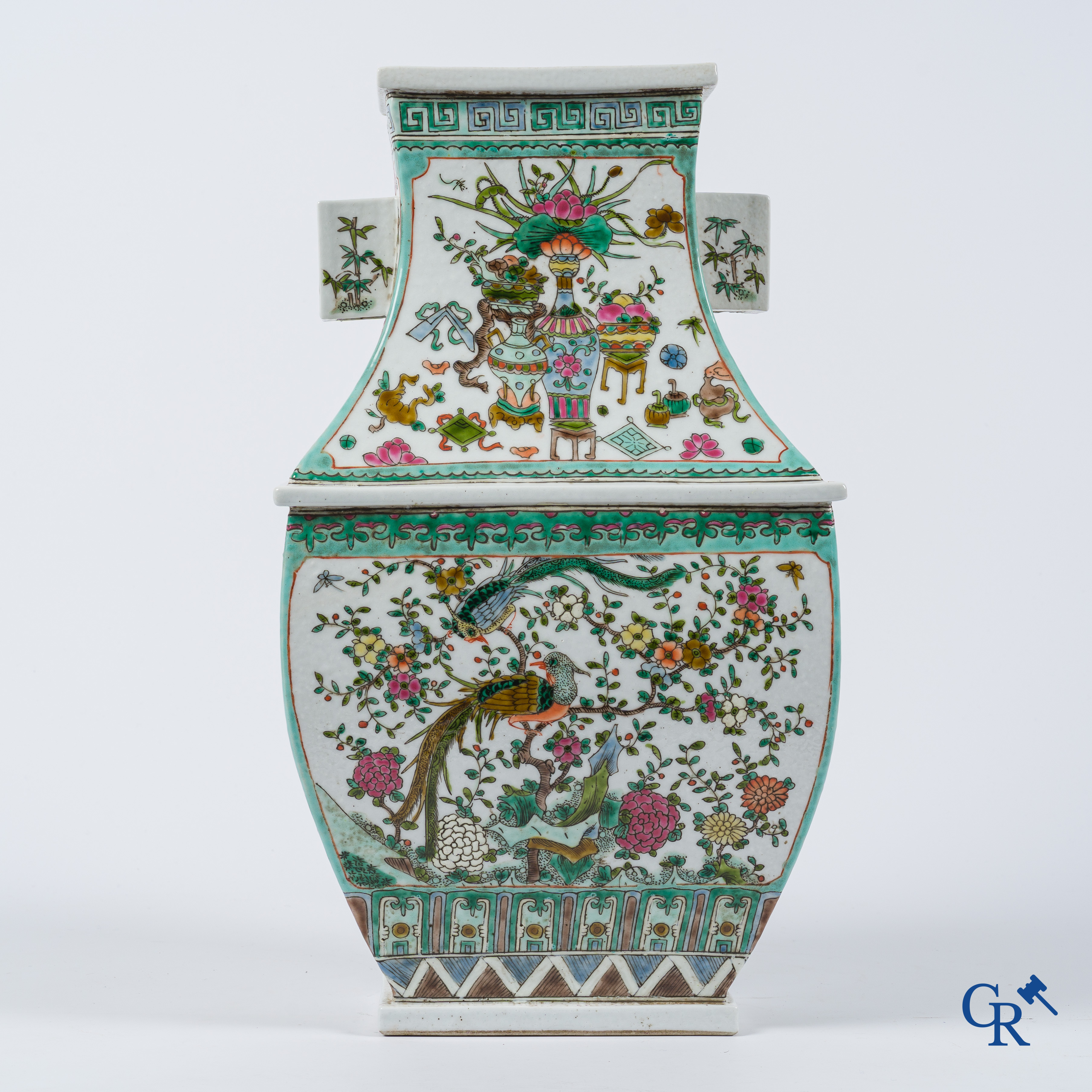 Aziatica. Chinees porselein. Grote rechthoekige Famille Rose vaas. Kangxi merk. 19e eeuw.