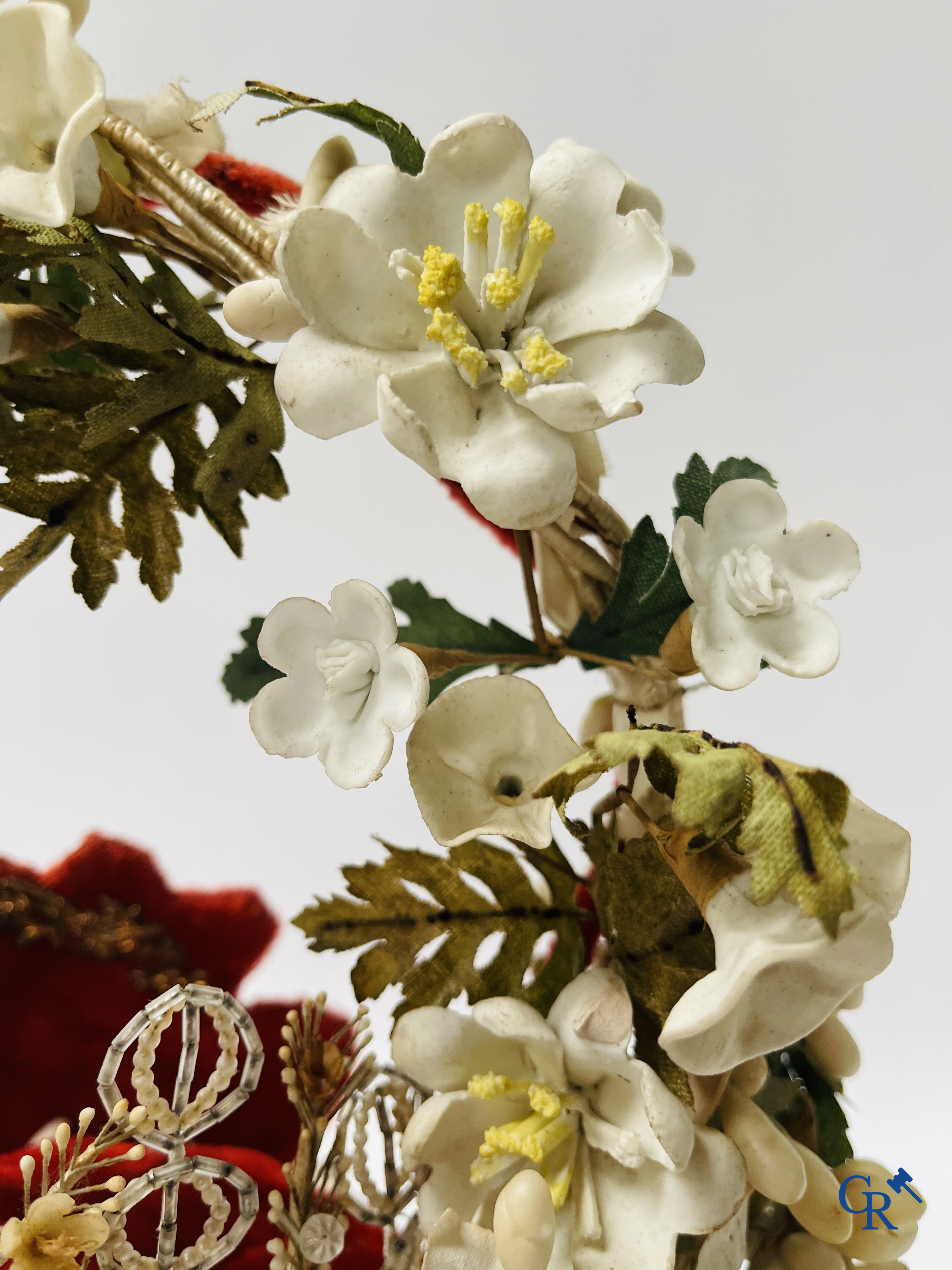 2 globes in glas met bruidsboeket, één met bloemen in biscuit, een ander met spiegels, gedateerd 1908.