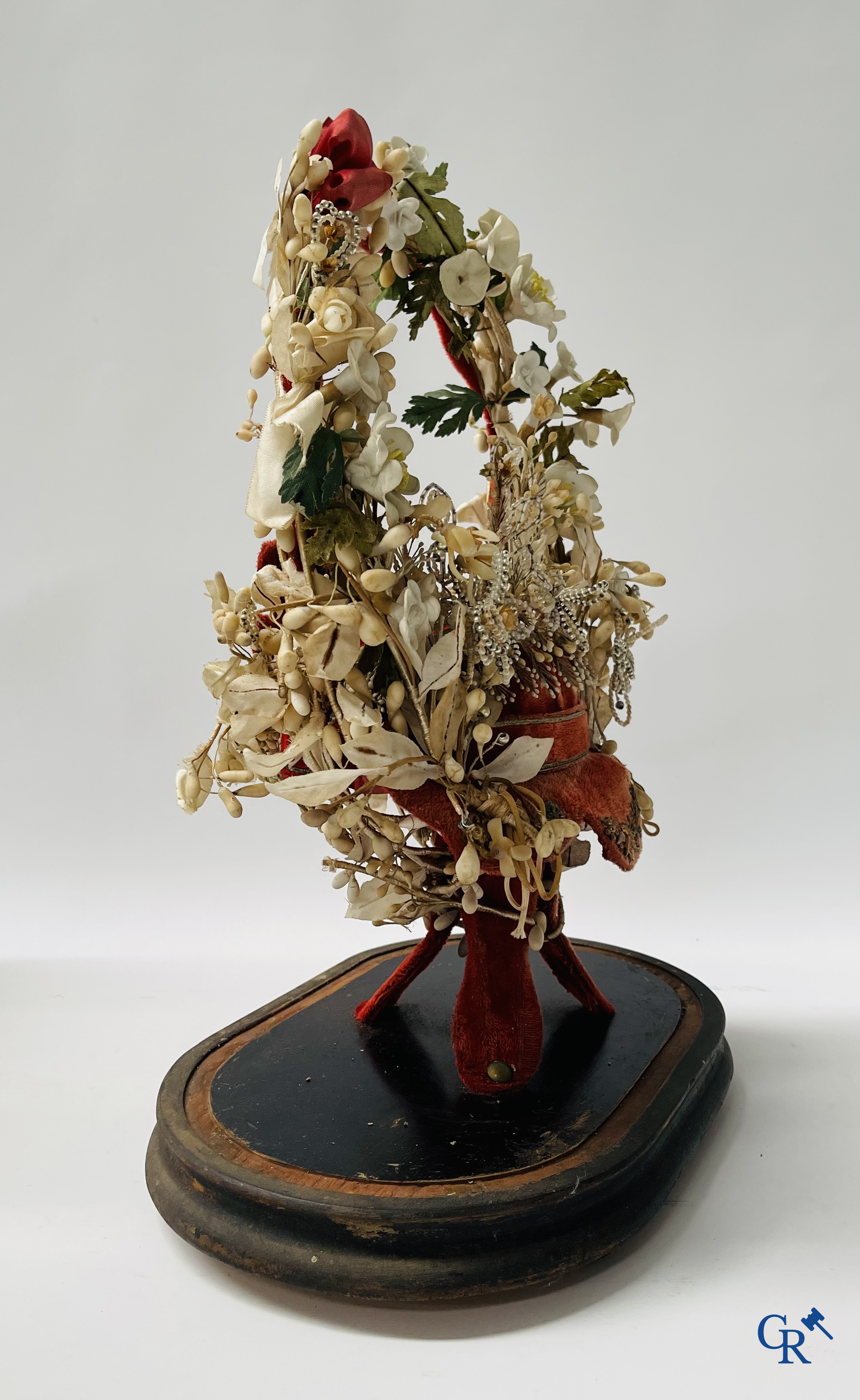 2 globes in glas met bruidsboeket, één met bloemen in biscuit, een ander met spiegels, gedateerd 1908.