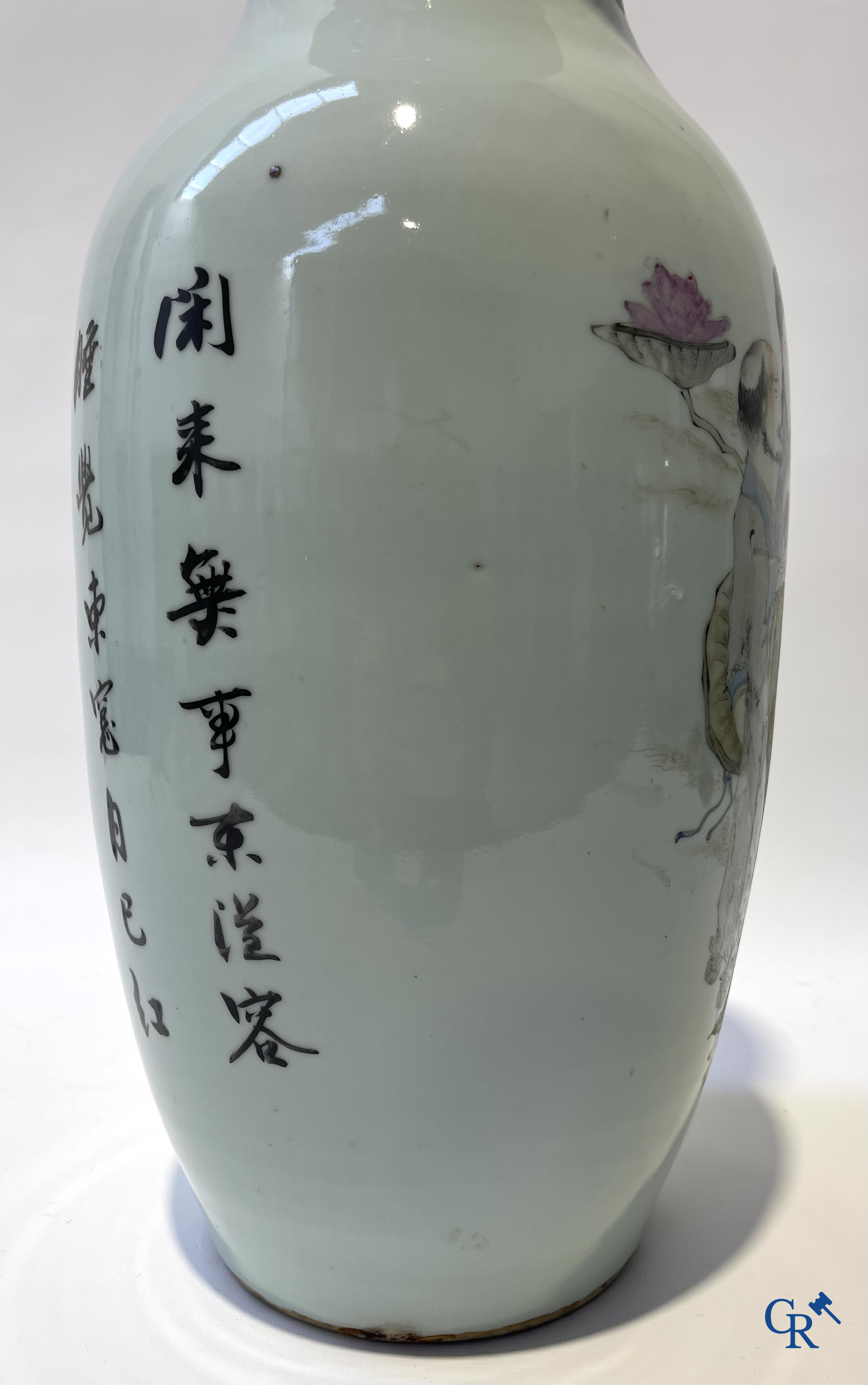 Aziatica. Chinese qianjiang cai vaas in porselein met onsterfelijken en kalligrafie. Gesigneerd. 19e-20ste eeuw.